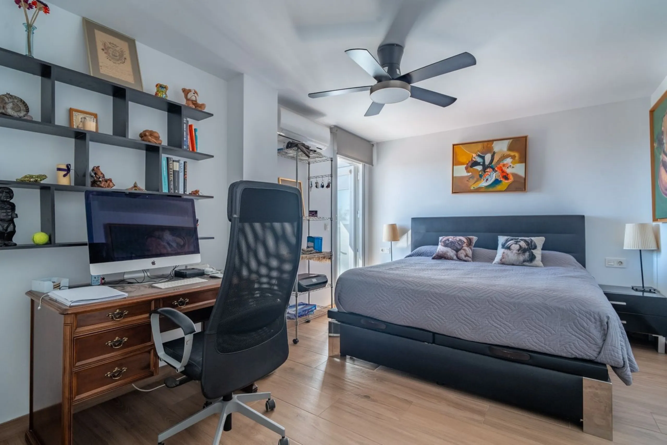 Discover this magnificent apartment in El Palo, one of the most sought-after areas of Málaga. With 4 spacious bedrooms and 2 full bathrooms, this home offers the perfect space for families or for those seeking comfort and quality of life by the sea.