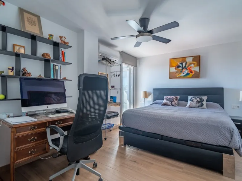 Discover this magnificent apartment in El Palo, one of the most sought-after areas of Málaga. With 4 spacious bedrooms and 2 full bathrooms, this home offers the perfect space for families or for those seeking comfort and quality of life by the sea.