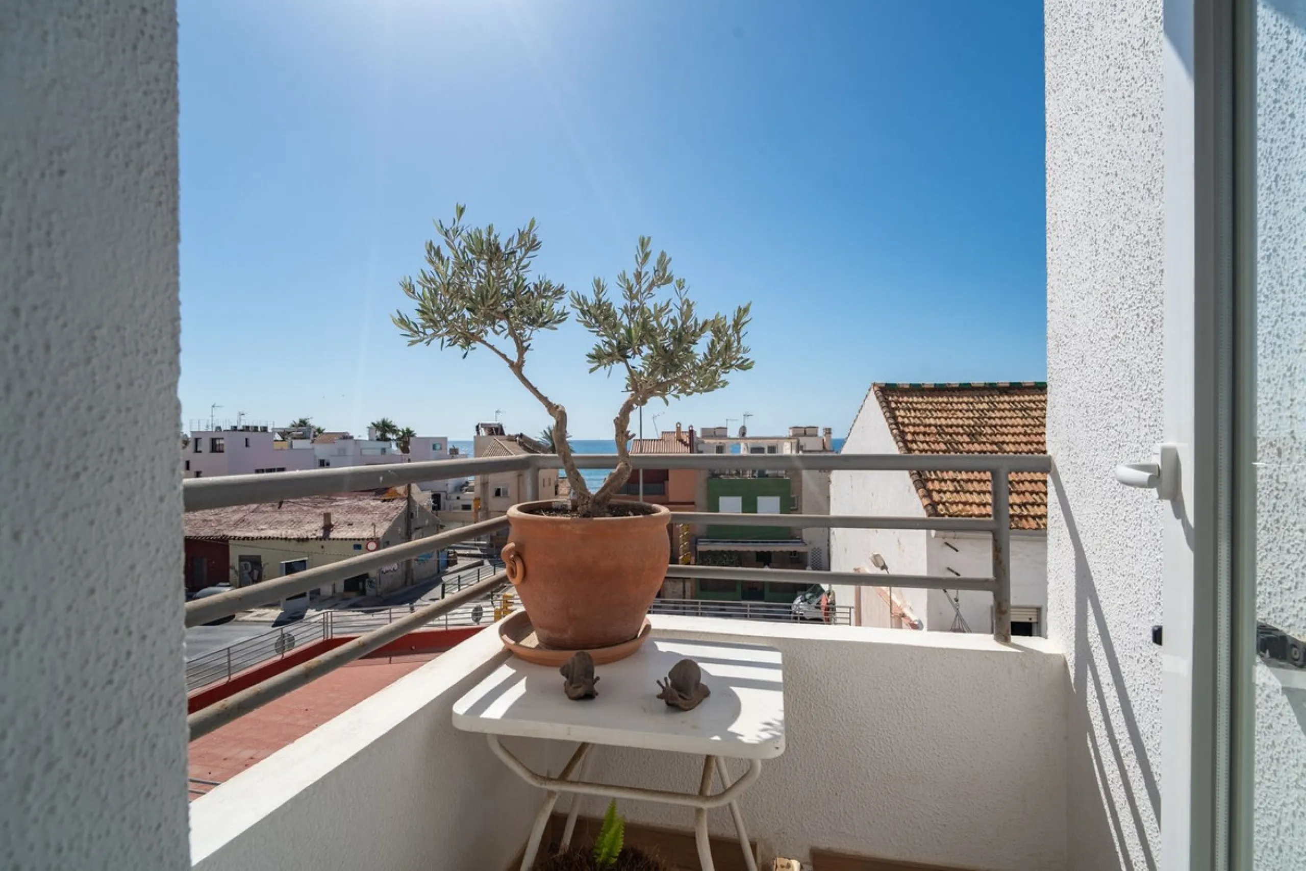 Discover this magnificent apartment in El Palo, one of the most sought-after areas of Málaga. With 4 spacious bedrooms and 2 full bathrooms, this home offers the perfect space for families or for those seeking comfort and quality of life by the sea.