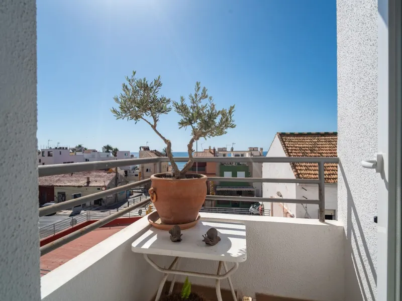Discover this magnificent apartment in El Palo, one of the most sought-after areas of Málaga. With 4 spacious bedrooms and 2 full bathrooms, this home offers the perfect space for families or for those seeking comfort and quality of life by the sea.