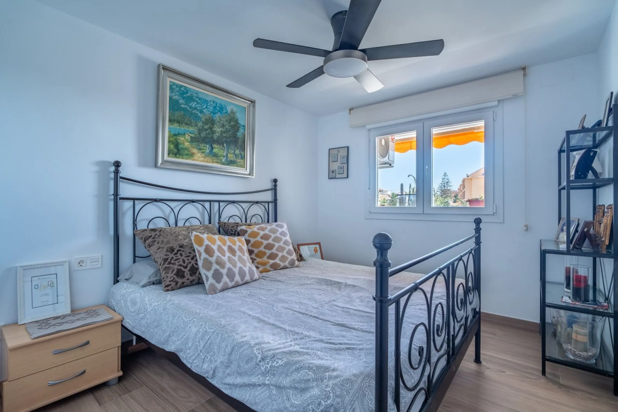 Discover this magnificent apartment in El Palo, one of the most sought-after areas of Málaga. With 4 spacious bedrooms and 2 full bathrooms, this home offers the perfect space for families or for those seeking comfort and quality of life by the sea.
