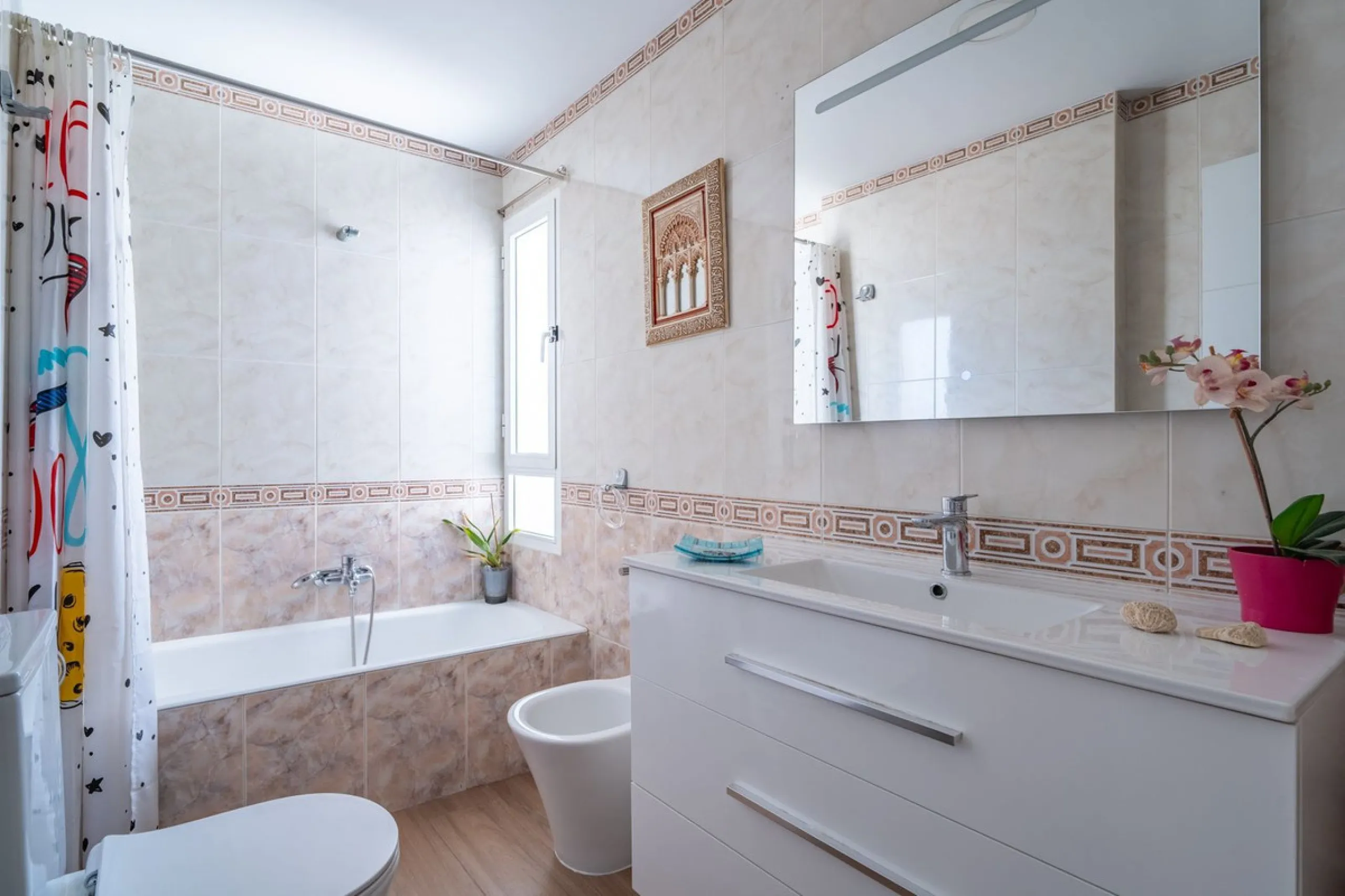 Discover this magnificent apartment in El Palo, one of the most sought-after areas of Málaga. With 4 spacious bedrooms and 2 full bathrooms, this home offers the perfect space for families or for those seeking comfort and quality of life by the sea.