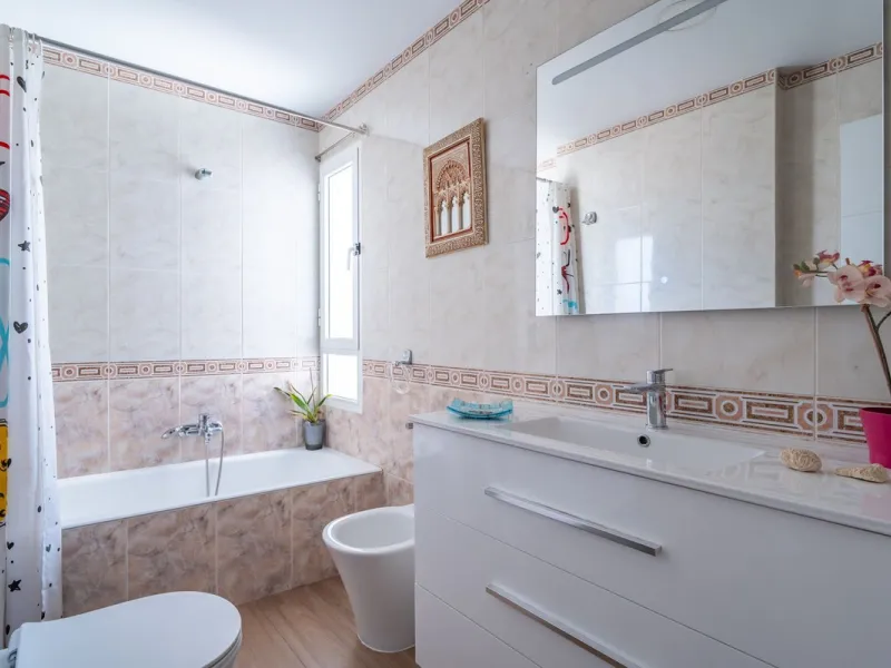Discover this magnificent apartment in El Palo, one of the most sought-after areas of Málaga. With 4 spacious bedrooms and 2 full bathrooms, this home offers the perfect space for families or for those seeking comfort and quality of life by the sea.
