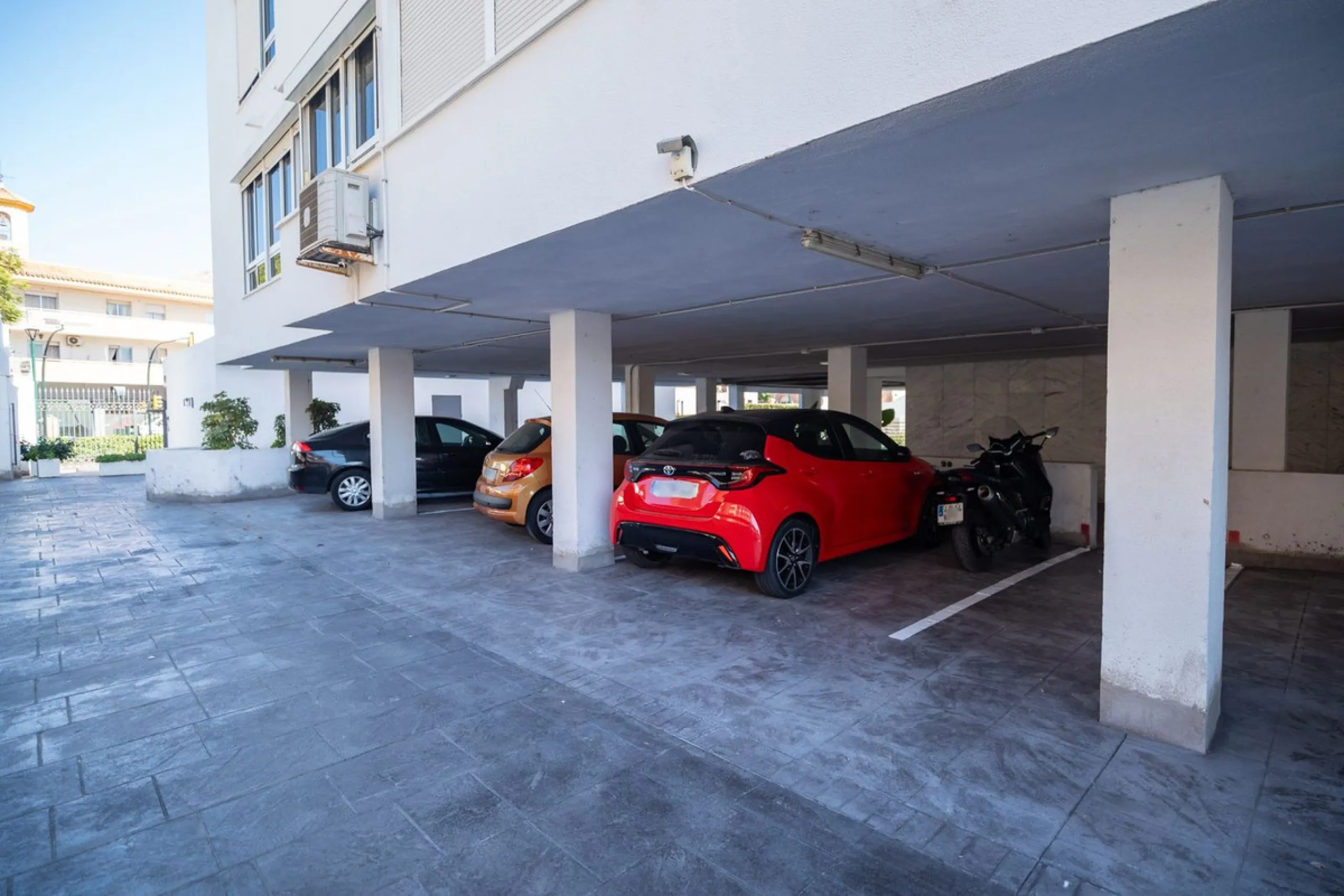 Discover this magnificent apartment in El Palo, one of the most sought-after areas of Málaga. With 4 spacious bedrooms and 2 full bathrooms, this home offers the perfect space for families or for those seeking comfort and quality of life by the sea.