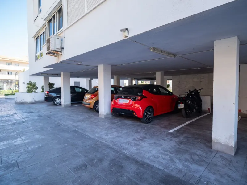 Discover this magnificent apartment in El Palo, one of the most sought-after areas of Málaga. With 4 spacious bedrooms and 2 full bathrooms, this home offers the perfect space for families or for those seeking comfort and quality of life by the sea.