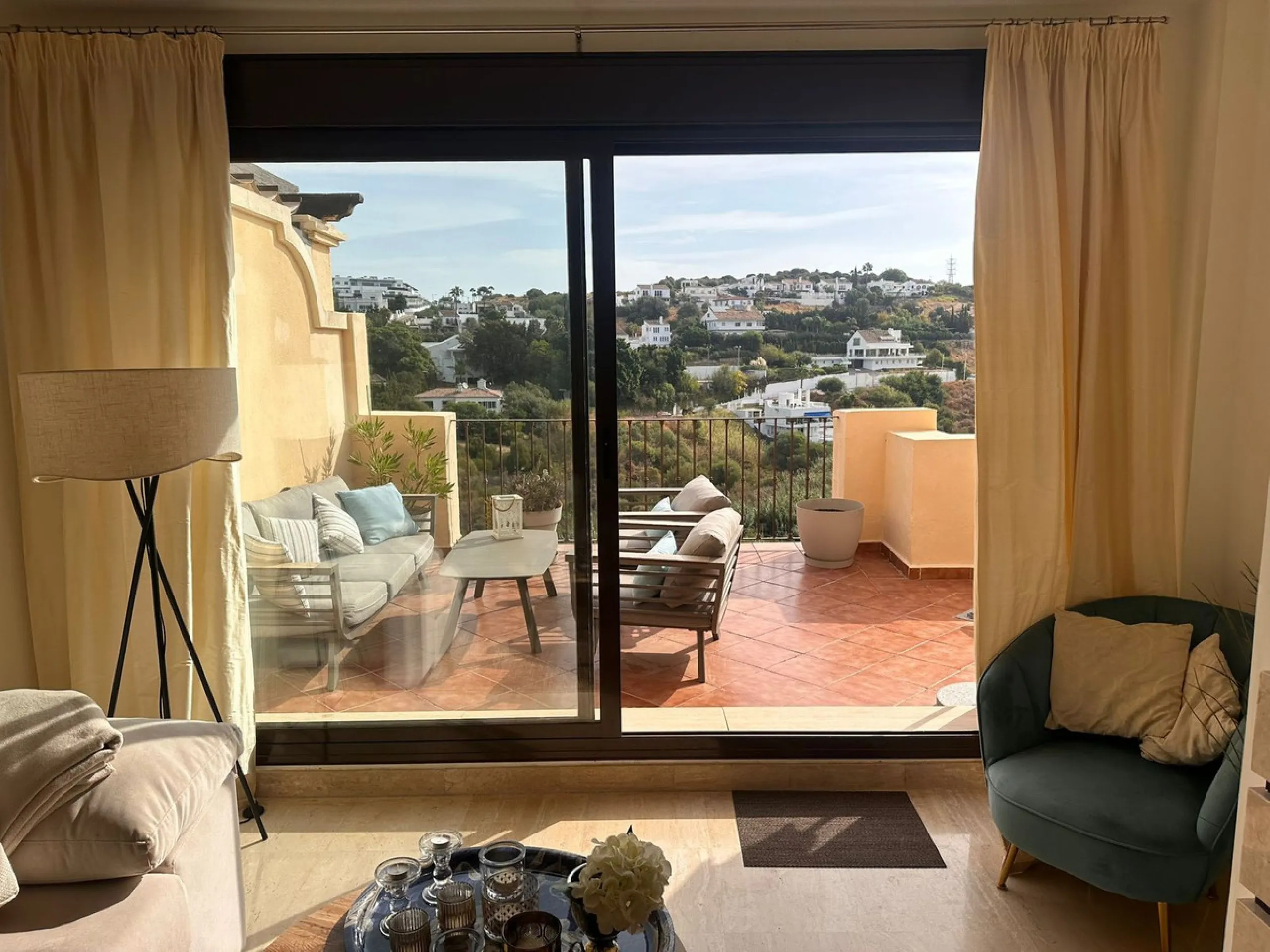 Opportunity! Penthouse on 1st line Azata Golf in Estepona fully furnished and equipped - ready to move in or rent out.