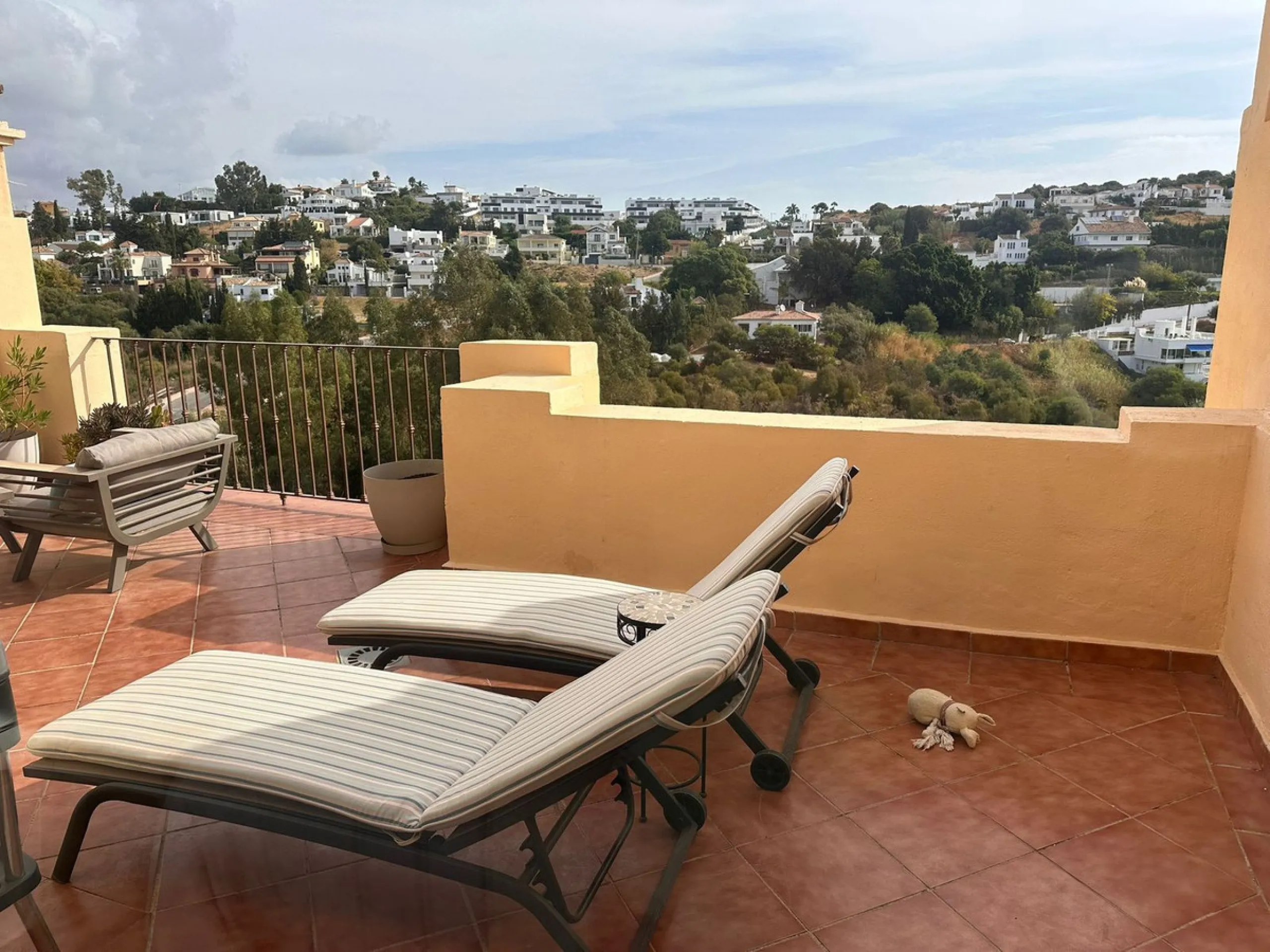 Opportunity! Penthouse on 1st line Azata Golf in Estepona fully furnished and equipped - ready to move in or rent out.