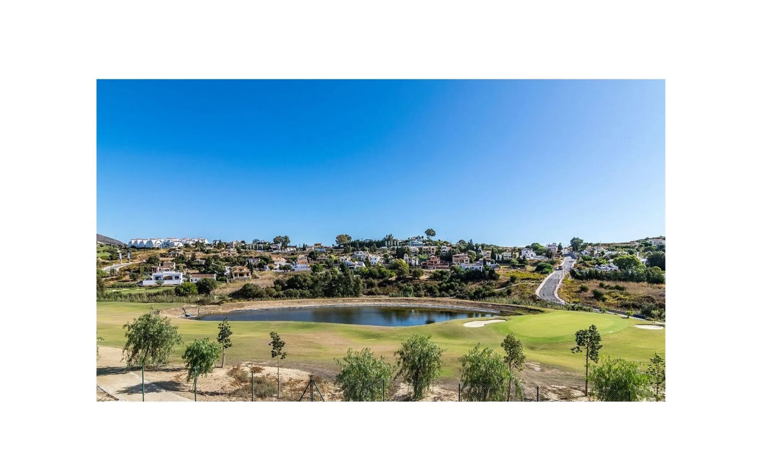 Opportunity! Penthouse on 1st line Azata Golf in Estepona fully furnished and equipped - ready to move in or rent out.