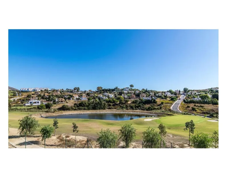 Opportunity! Penthouse on 1st line Azata Golf in Estepona fully furnished and equipped - ready to move in or rent out.