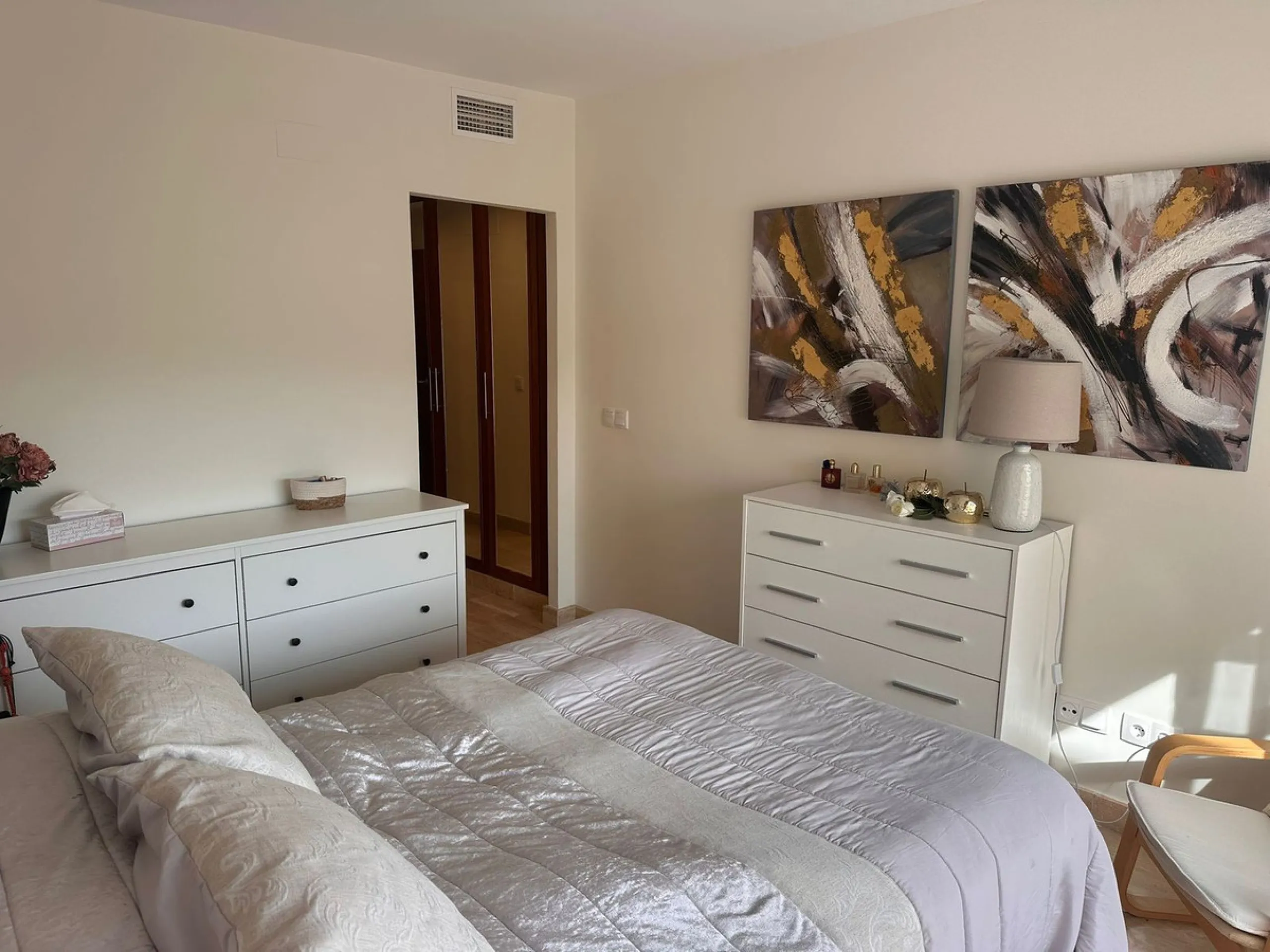 Opportunity! Penthouse on 1st line Azata Golf in Estepona fully furnished and equipped - ready to move in or rent out.