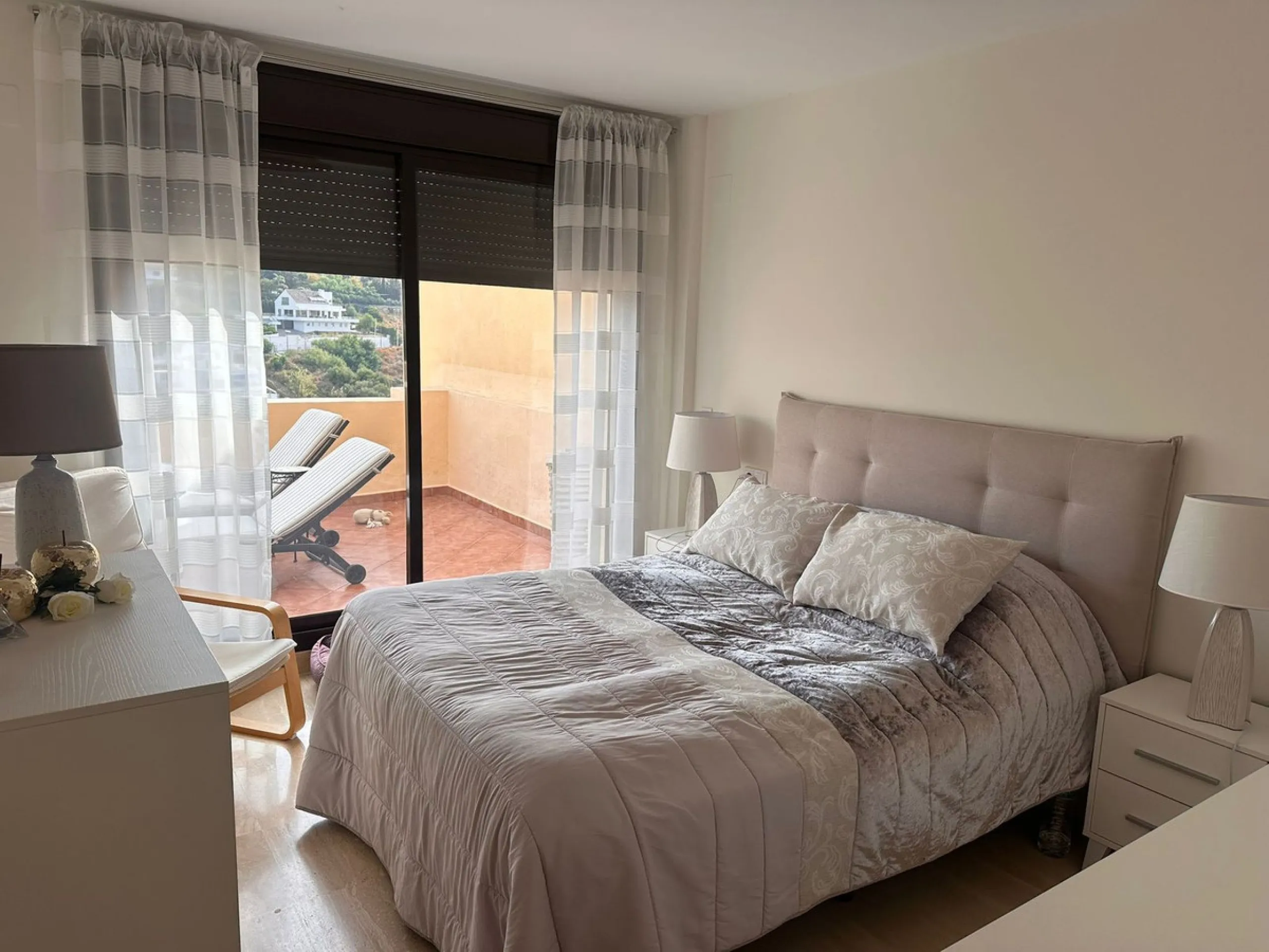 Opportunity! Penthouse on 1st line Azata Golf in Estepona fully furnished and equipped - ready to move in or rent out.