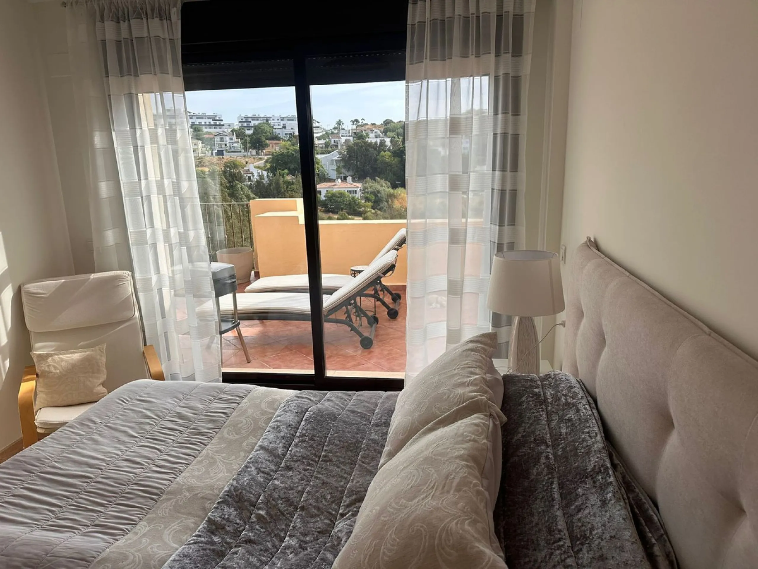 Opportunity! Penthouse on 1st line Azata Golf in Estepona fully furnished and equipped - ready to move in or rent out.