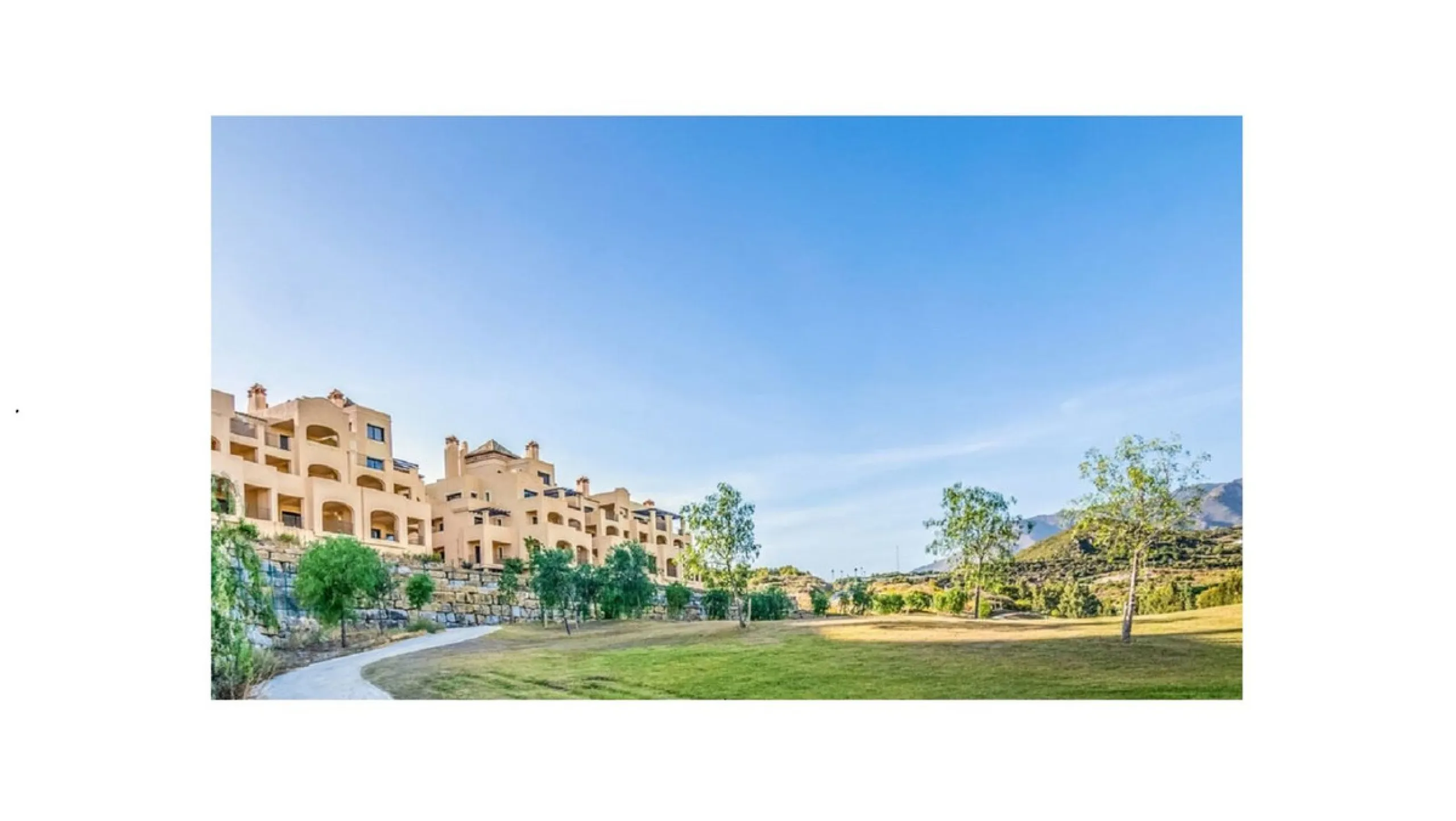 Opportunity! Penthouse on 1st line Azata Golf in Estepona fully furnished and equipped - ready to move in or rent out.
