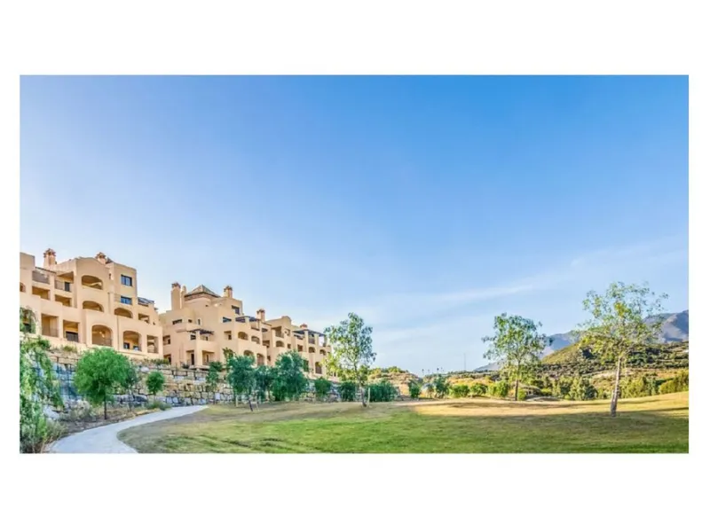 Opportunity! Penthouse on 1st line Azata Golf in Estepona fully furnished and equipped - ready to move in or rent out.