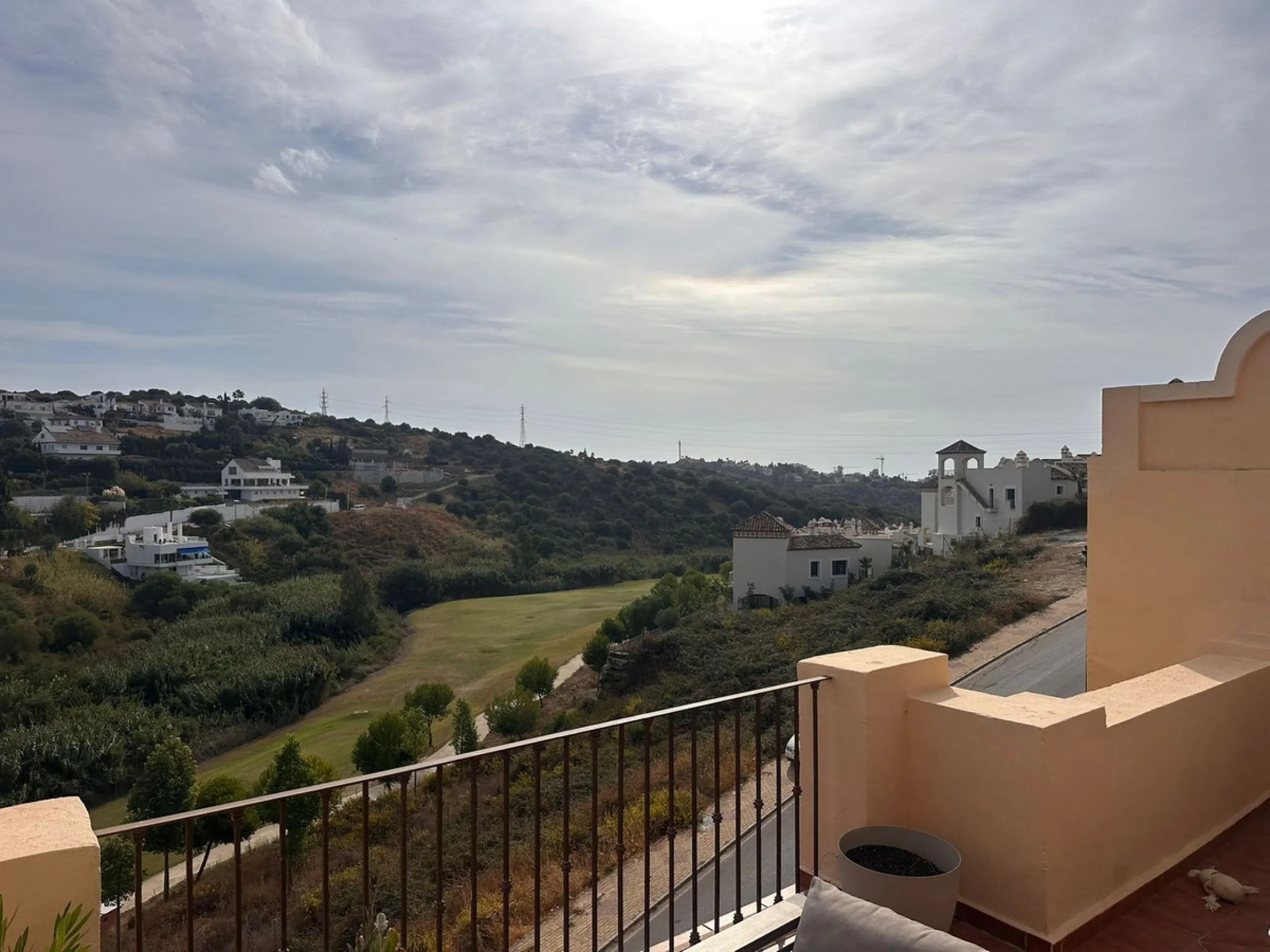 Opportunity! Penthouse on 1st line Azata Golf in Estepona fully furnished and equipped - ready to move in or rent out.