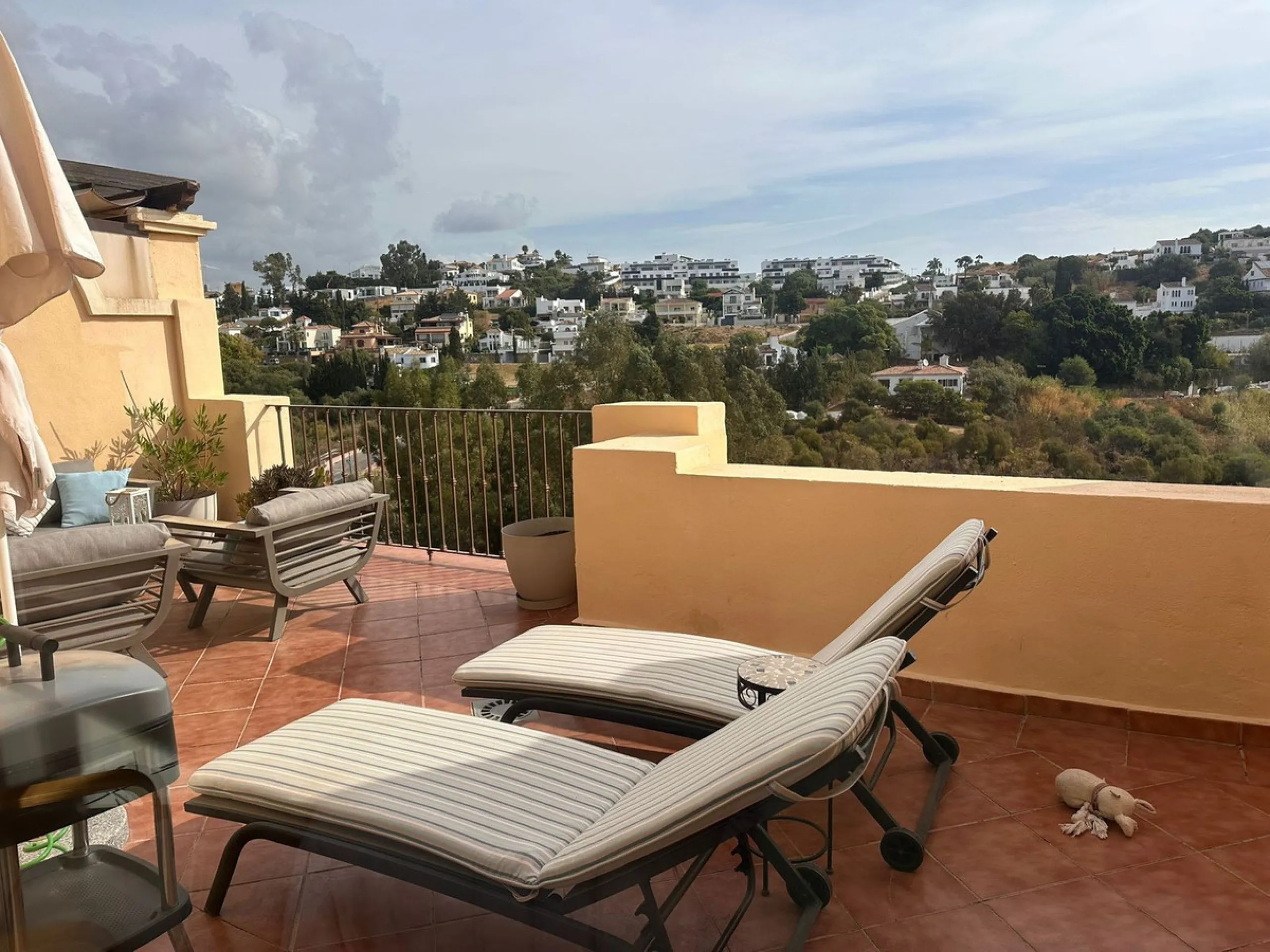 Opportunity! Penthouse on 1st line Azata Golf in Estepona fully furnished and equipped - ready to move in or rent out.