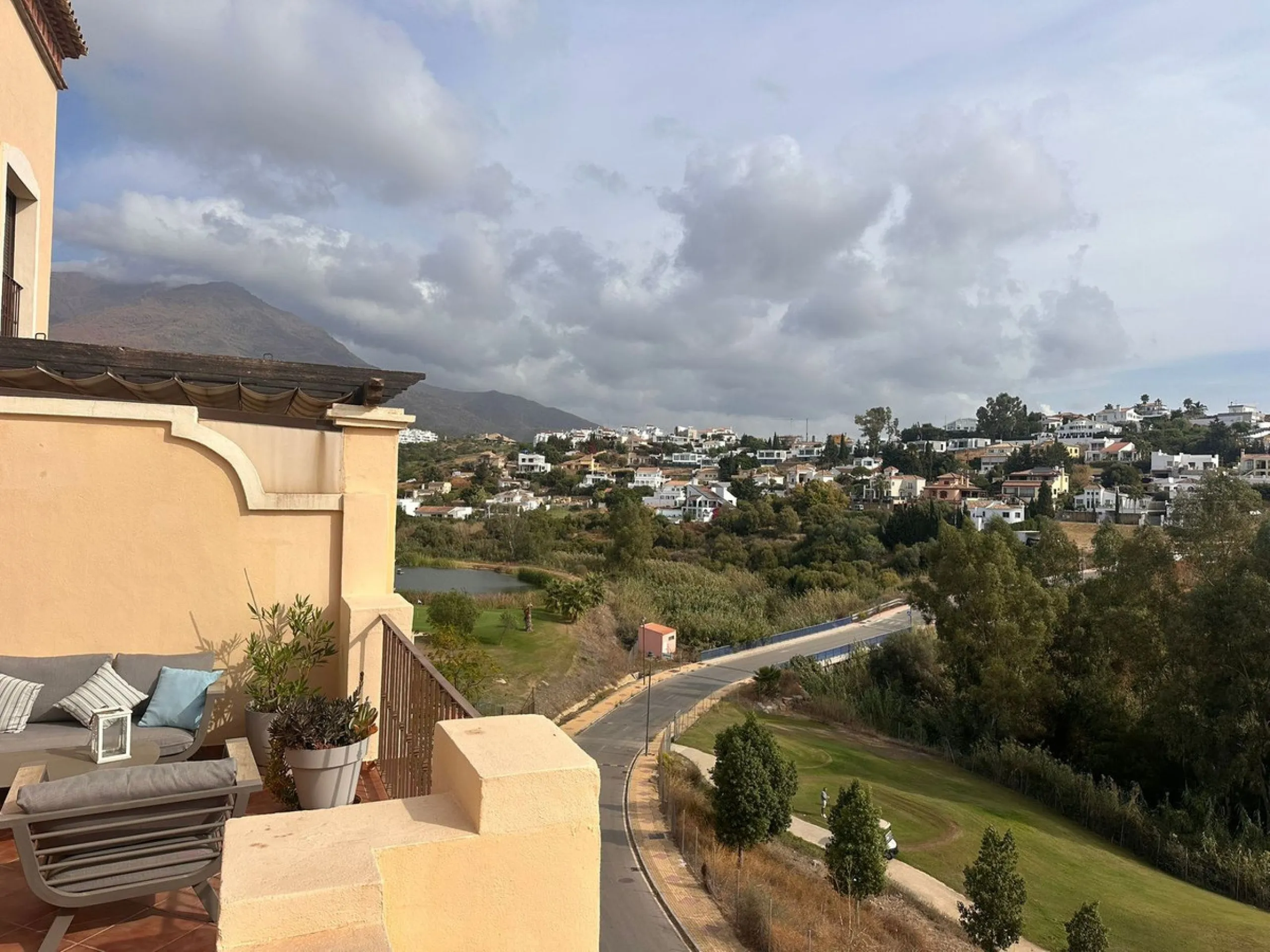 Opportunity! Penthouse on 1st line Azata Golf in Estepona fully furnished and equipped - ready to move in or rent out.