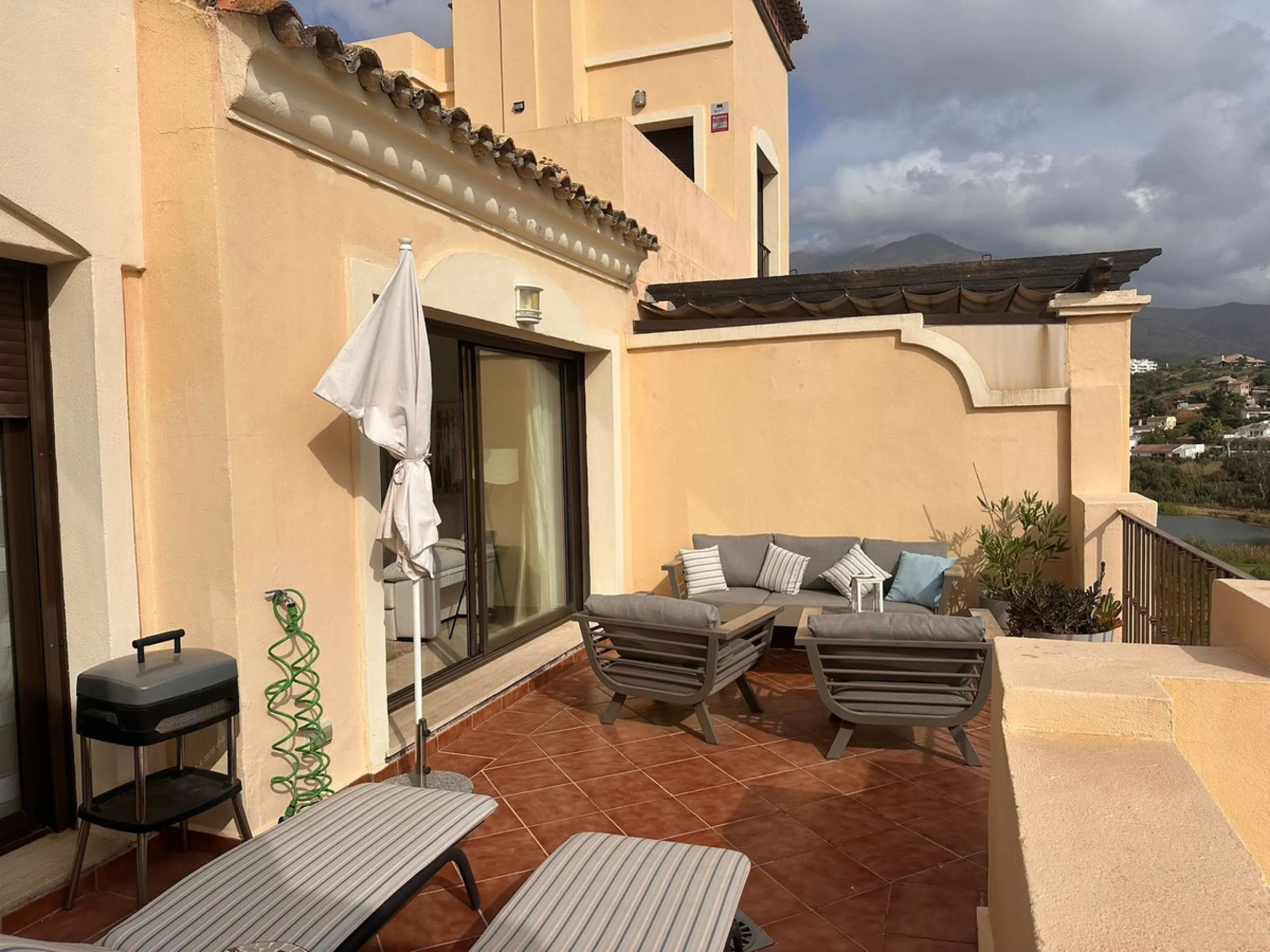 Opportunity! Penthouse on 1st line Azata Golf in Estepona fully furnished and equipped - ready to move in or rent out.