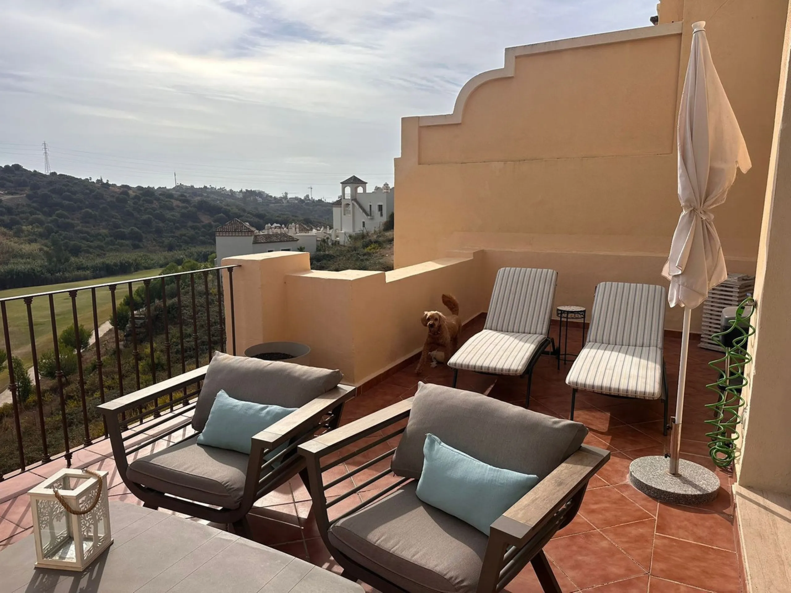 Opportunity! Penthouse on 1st line Azata Golf in Estepona fully furnished and equipped - ready to move in or rent out.