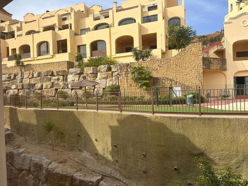 Opportunity! Penthouse on 1st line Azata Golf in Estepona fully furnished and equipped - ready to move in or rent out.