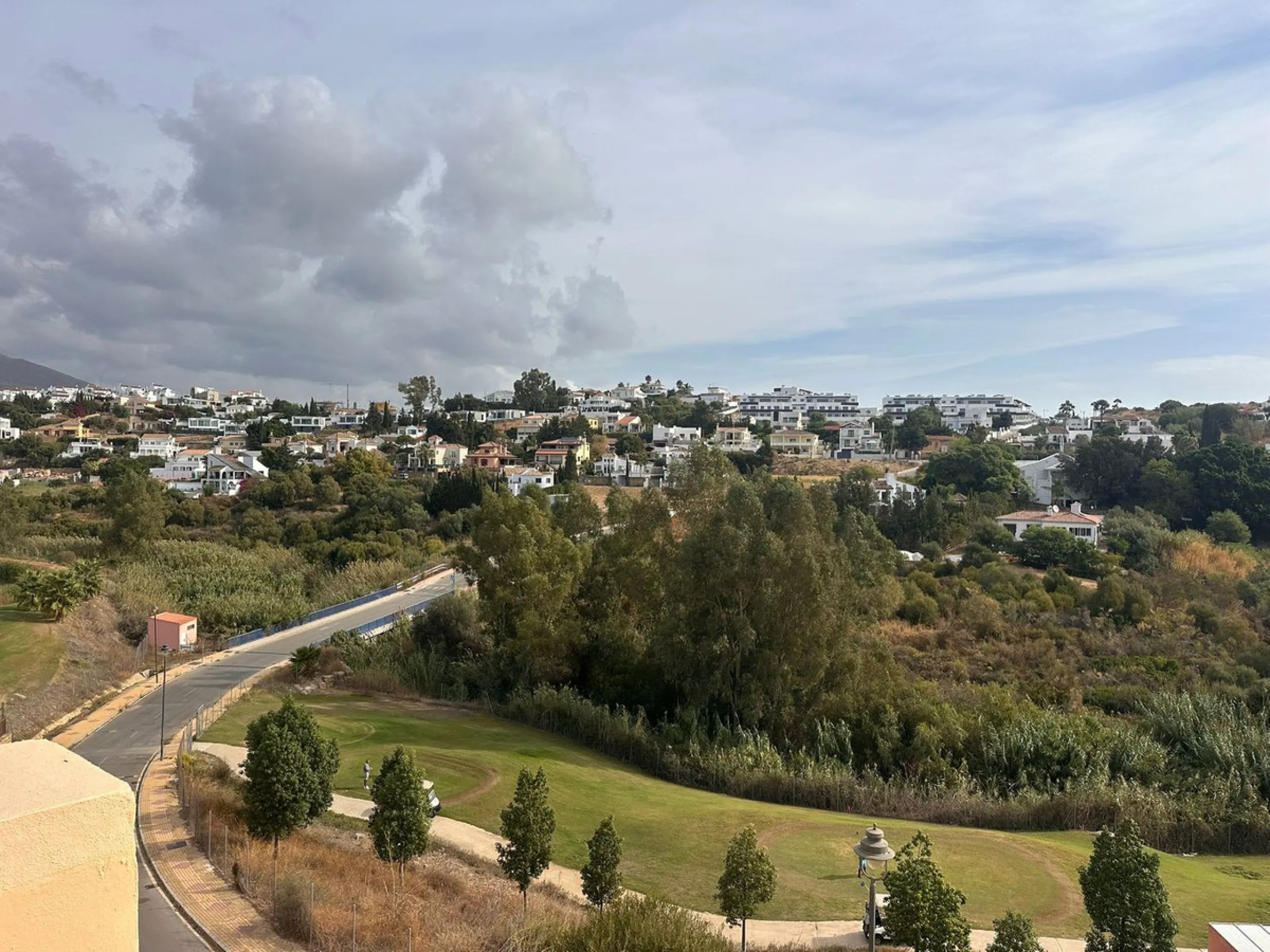 Opportunity! Penthouse on 1st line Azata Golf in Estepona fully furnished and equipped - ready to move in or rent out.