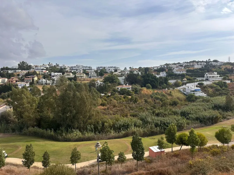 Opportunity! Penthouse on 1st line Azata Golf in Estepona fully furnished and equipped - ready to move in or rent out.