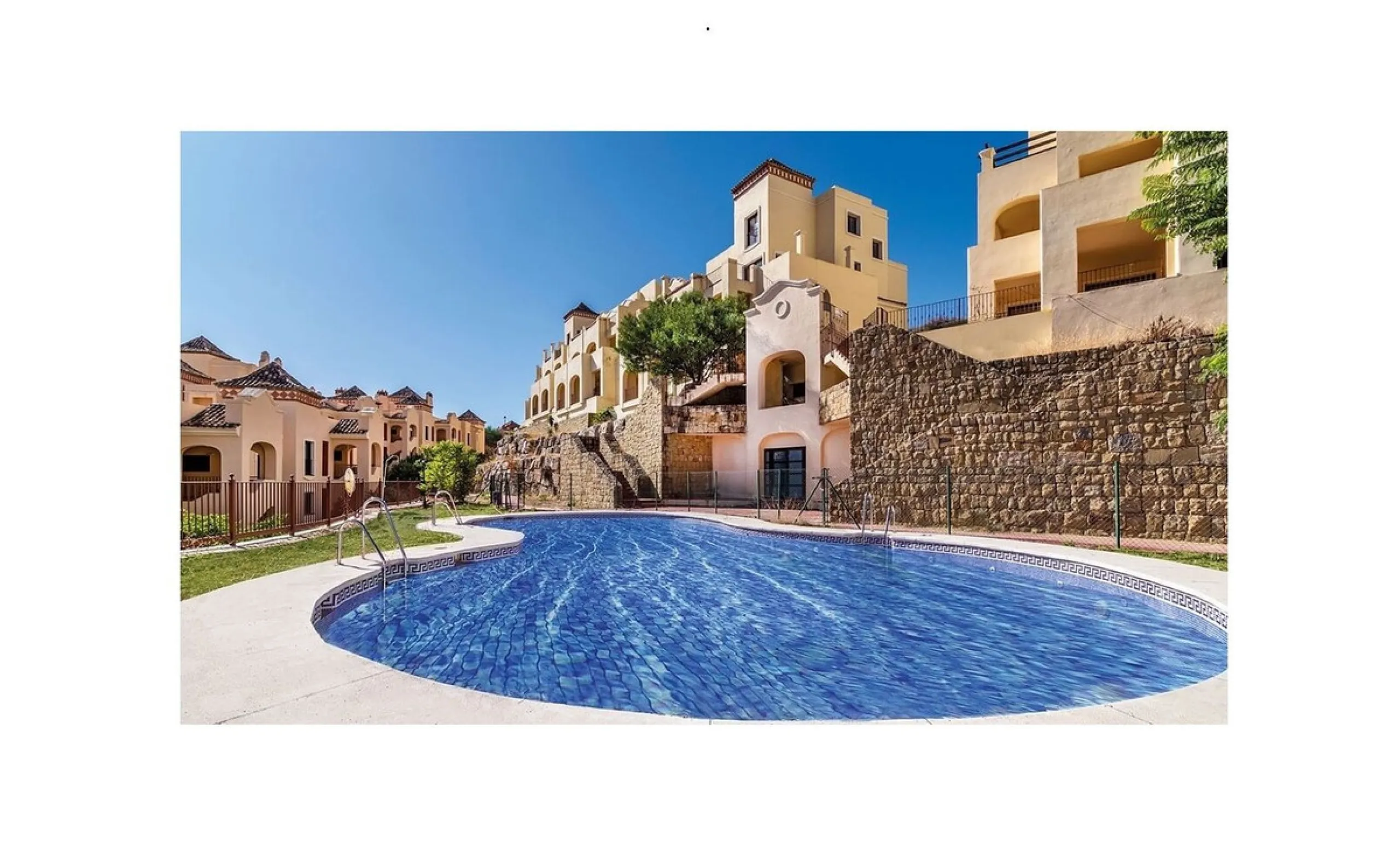 Opportunity! Penthouse on 1st line Azata Golf in Estepona fully furnished and equipped - ready to move in or rent out.