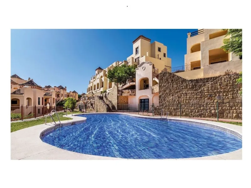 Opportunity! Penthouse on 1st line Azata Golf in Estepona fully furnished and equipped - ready to move in or rent out.