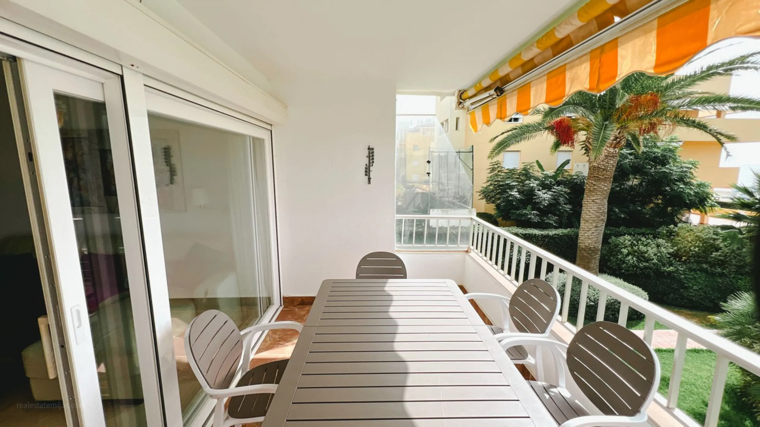 Apartment - Middle Floor Apartment в продаже в Mijas, Málaga. В доме 2 спален и 1 ванных комнат. Площадь дома 70 м²