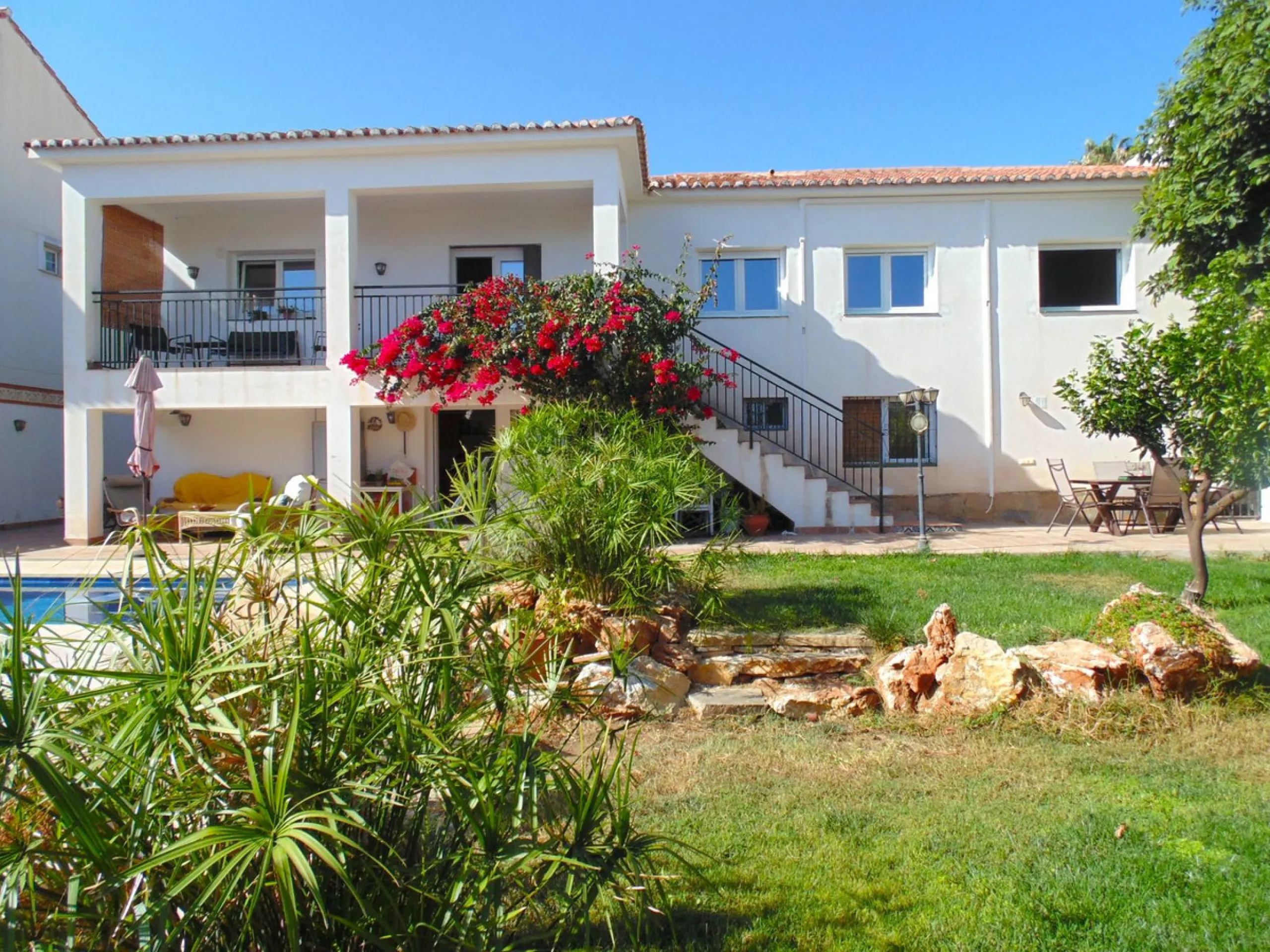 Excellent detached villa with private pool in a very convenient location between Arroyo de la Miel town centre and the motorway, giving easy access to Malaga.  The area is quiet and residential, and easy walking distance to the Norwegian School and the CE
