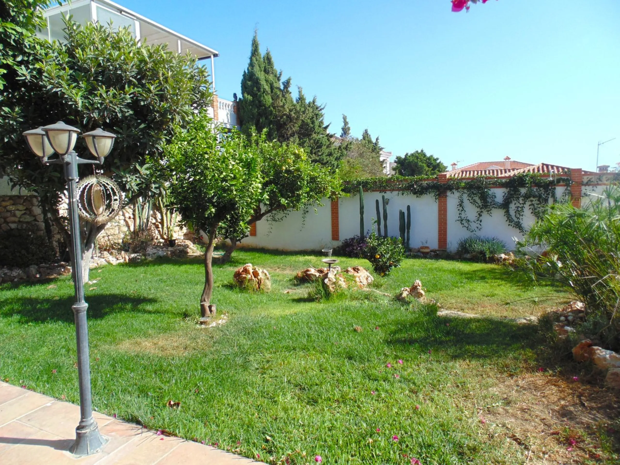 Excellent detached villa with private pool in a very convenient location between Arroyo de la Miel town centre and the motorway, giving easy access to Malaga.  The area is quiet and residential, and easy walking distance to the Norwegian School and the CE