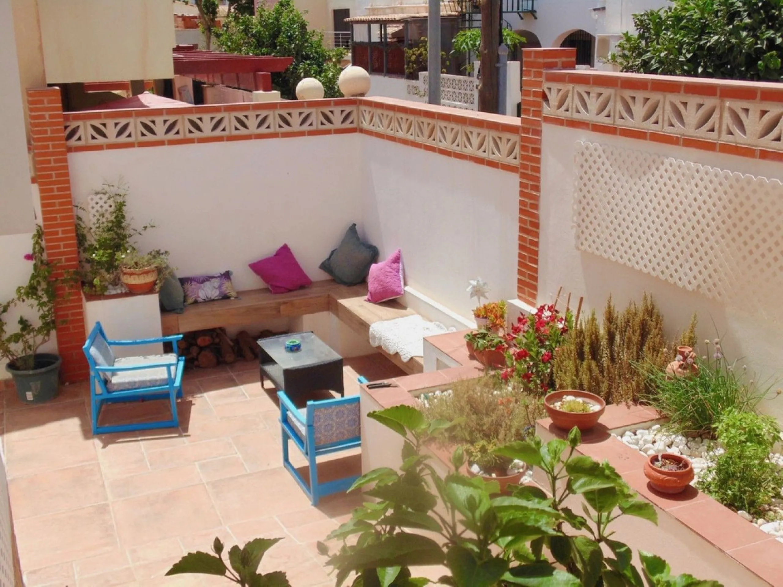 Excellent detached villa with private pool in a very convenient location between Arroyo de la Miel town centre and the motorway, giving easy access to Malaga.  The area is quiet and residential, and easy walking distance to the Norwegian School and the CE