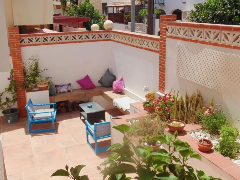 Excellent detached villa with private pool in a very convenient location between Arroyo de la Miel town centre and the motorway, giving easy access to Malaga.  The area is quiet and residential, and easy walking distance to the Norwegian School and the CE