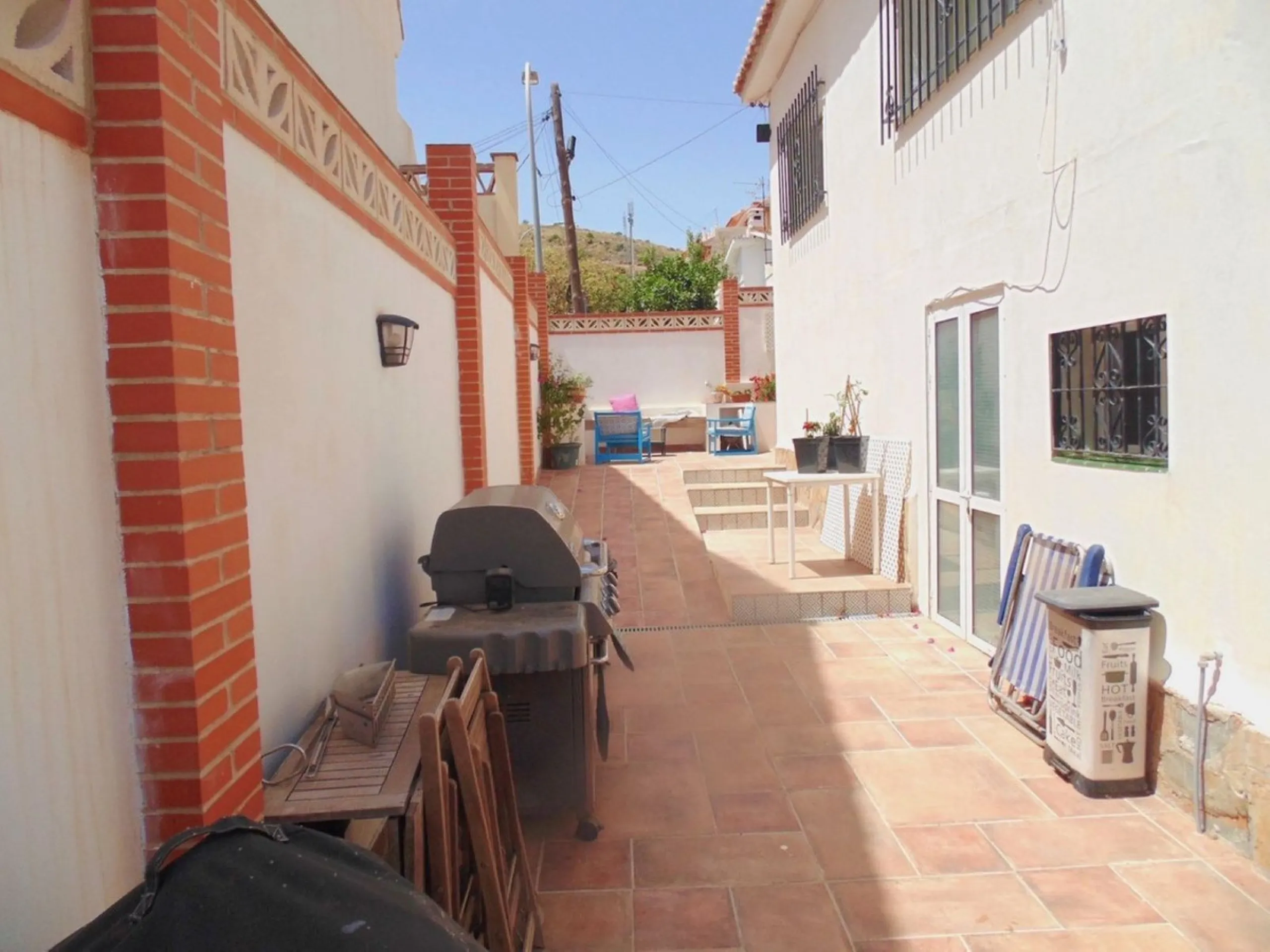 Excellent detached villa with private pool in a very convenient location between Arroyo de la Miel town centre and the motorway, giving easy access to Malaga.  The area is quiet and residential, and easy walking distance to the Norwegian School and the CE