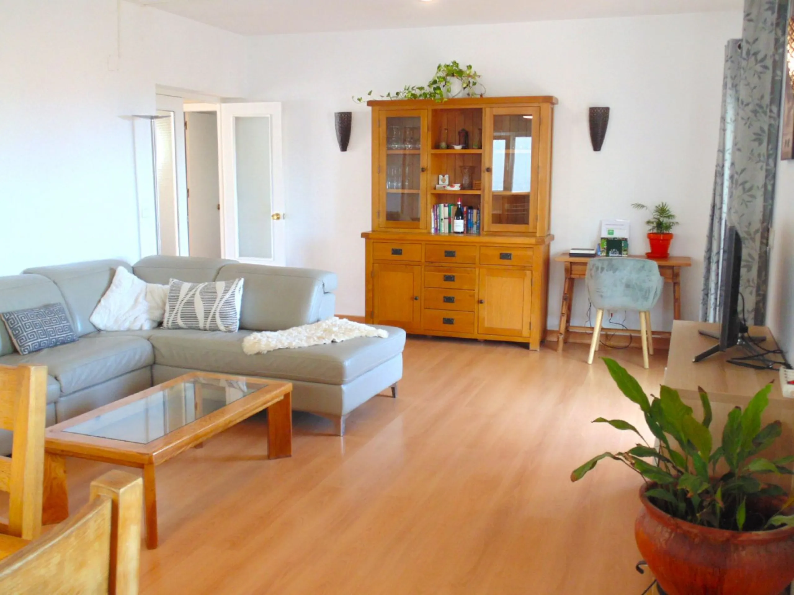 Excellent detached villa with private pool in a very convenient location between Arroyo de la Miel town centre and the motorway, giving easy access to Malaga.  The area is quiet and residential, and easy walking distance to the Norwegian School and the CE