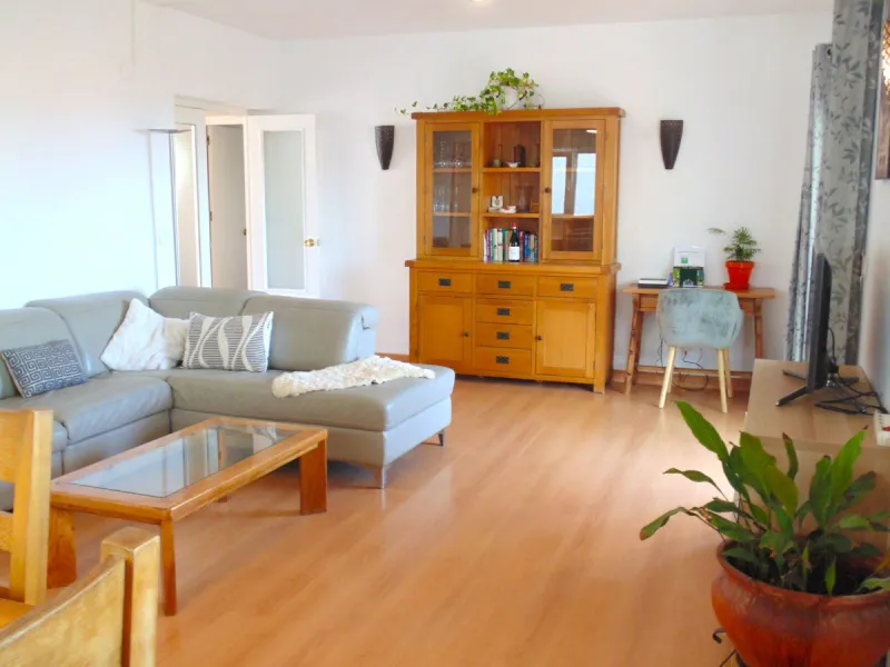 Excellent detached villa with private pool in a very convenient location between Arroyo de la Miel town centre and the motorway, giving easy access to Malaga.  The area is quiet and residential, and easy walking distance to the Norwegian School and the CE