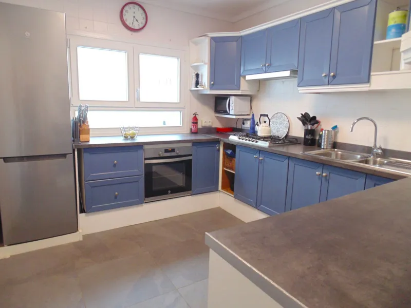 Excellent detached villa with private pool in a very convenient location between Arroyo de la Miel town centre and the motorway, giving easy access to Malaga.  The area is quiet and residential, and easy walking distance to the Norwegian School and the CE