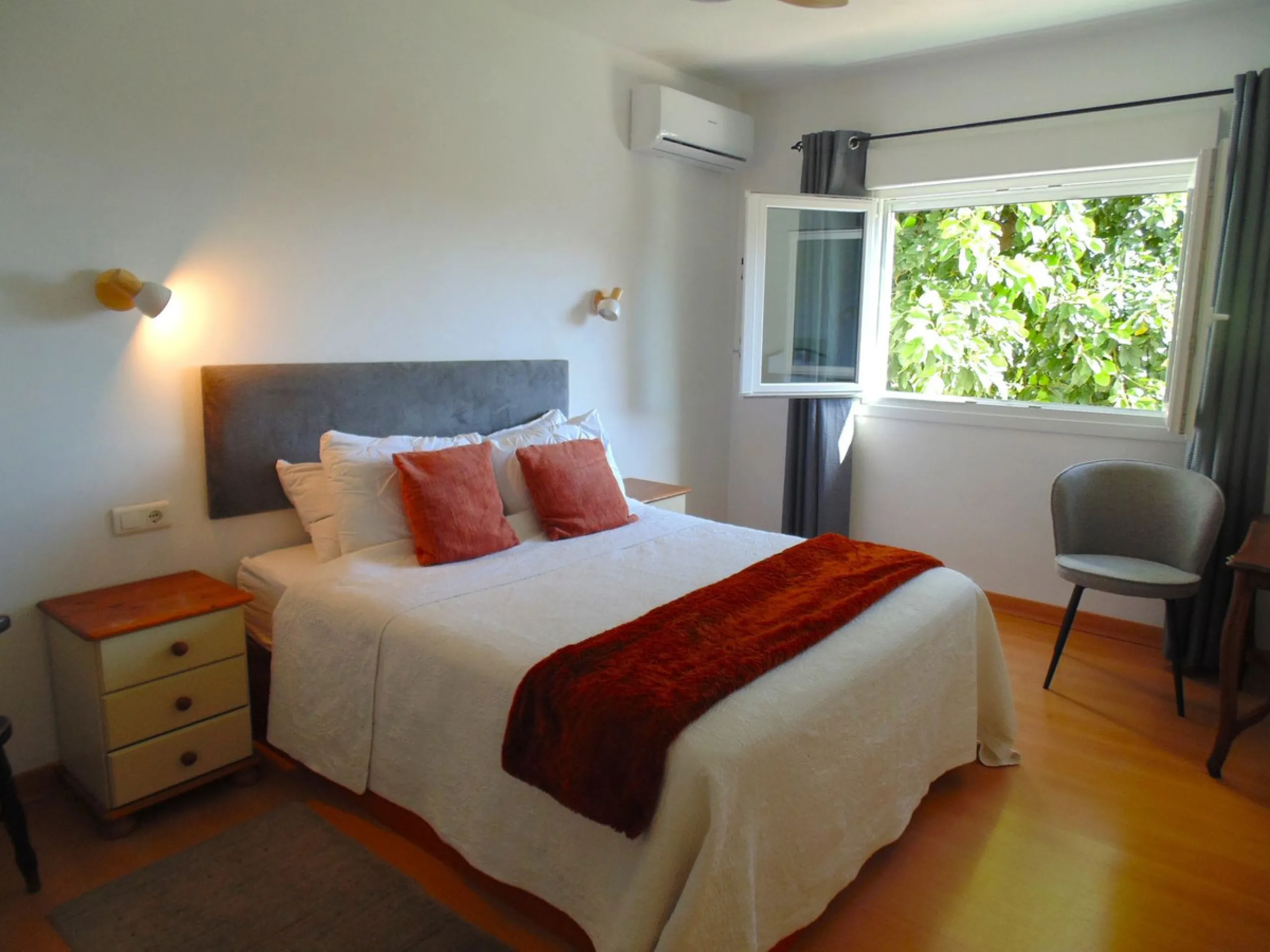 Excellent detached villa with private pool in a very convenient location between Arroyo de la Miel town centre and the motorway, giving easy access to Malaga.  The area is quiet and residential, and easy walking distance to the Norwegian School and the CE