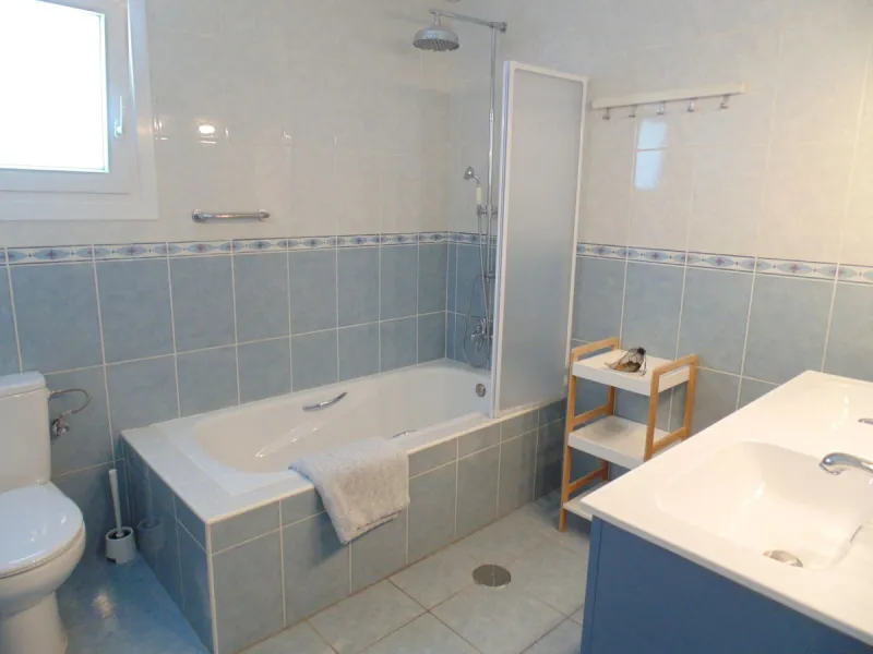 Excellent detached villa with private pool in a very convenient location between Arroyo de la Miel town centre and the motorway, giving easy access to Malaga.  The area is quiet and residential, and easy walking distance to the Norwegian School and the CE