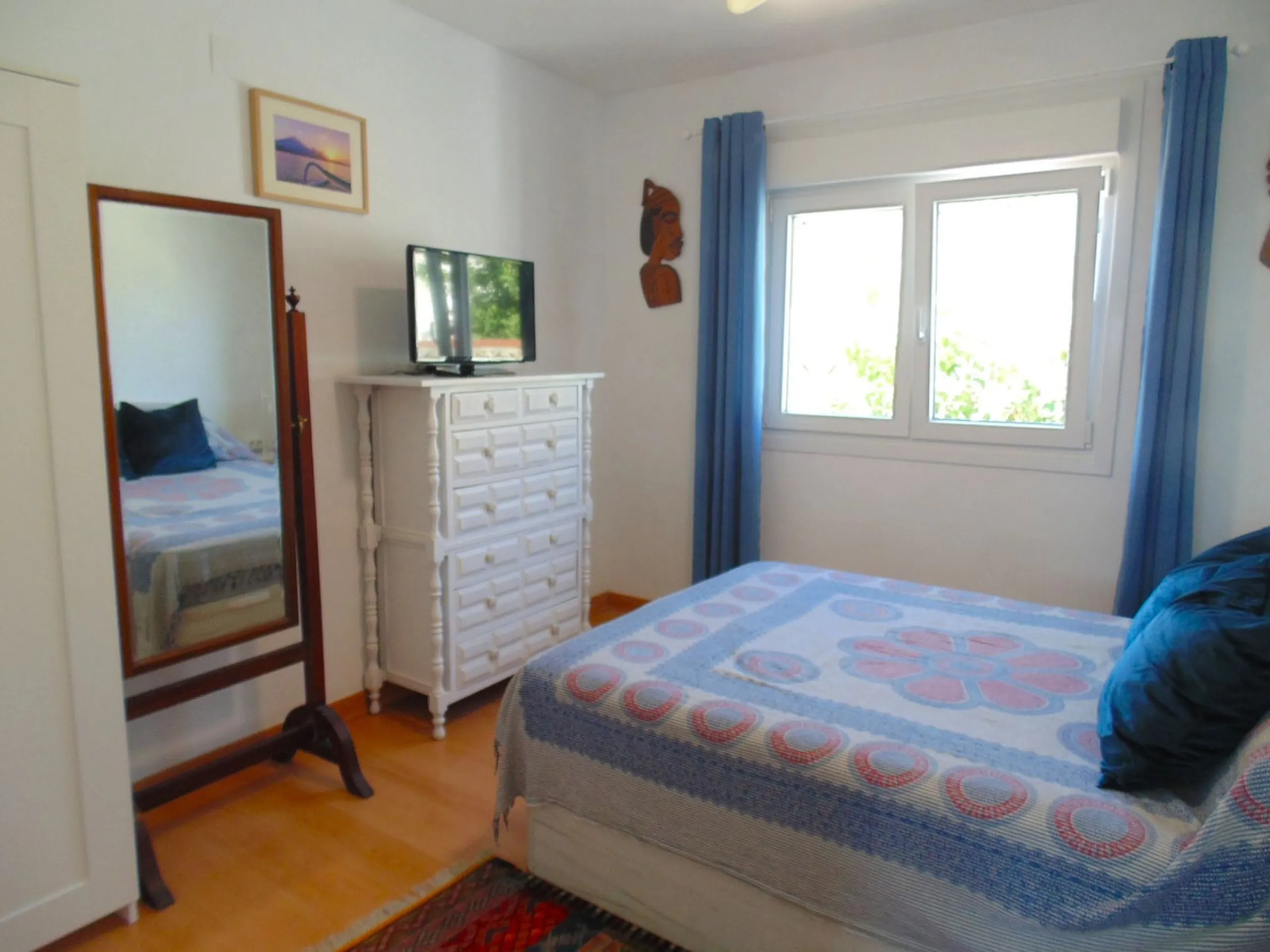 Excellent detached villa with private pool in a very convenient location between Arroyo de la Miel town centre and the motorway, giving easy access to Malaga.  The area is quiet and residential, and easy walking distance to the Norwegian School and the CE