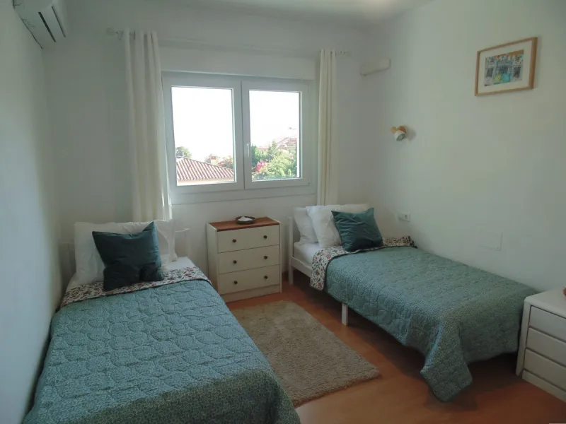 Excellent detached villa with private pool in a very convenient location between Arroyo de la Miel town centre and the motorway, giving easy access to Malaga.  The area is quiet and residential, and easy walking distance to the Norwegian School and the CE