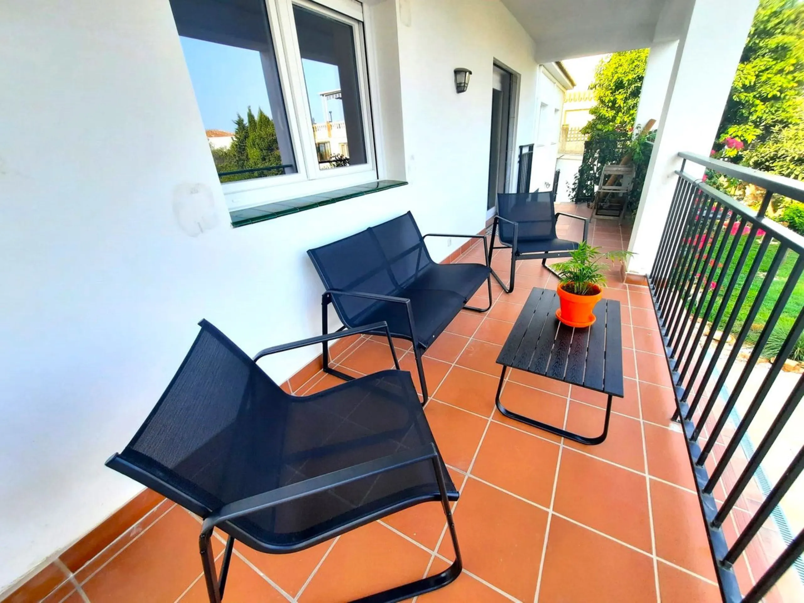 Excellent detached villa with private pool in a very convenient location between Arroyo de la Miel town centre and the motorway, giving easy access to Malaga.  The area is quiet and residential, and easy walking distance to the Norwegian School and the CE