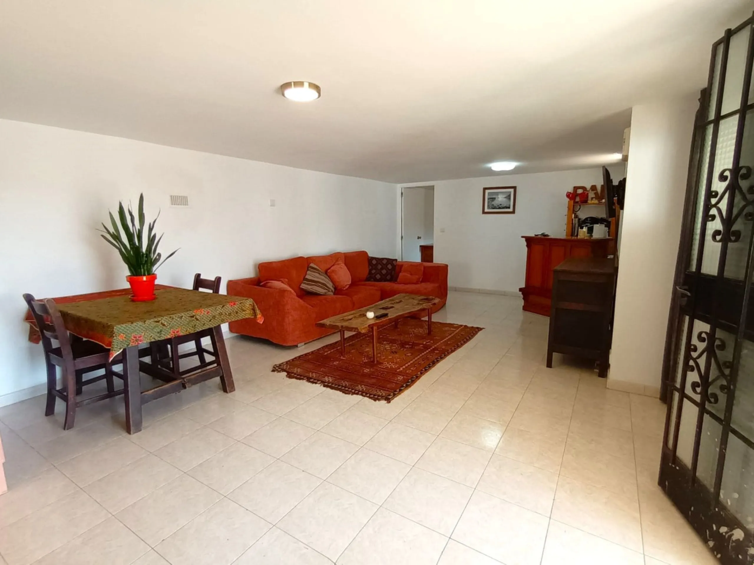 Excellent detached villa with private pool in a very convenient location between Arroyo de la Miel town centre and the motorway, giving easy access to Malaga.  The area is quiet and residential, and easy walking distance to the Norwegian School and the CE