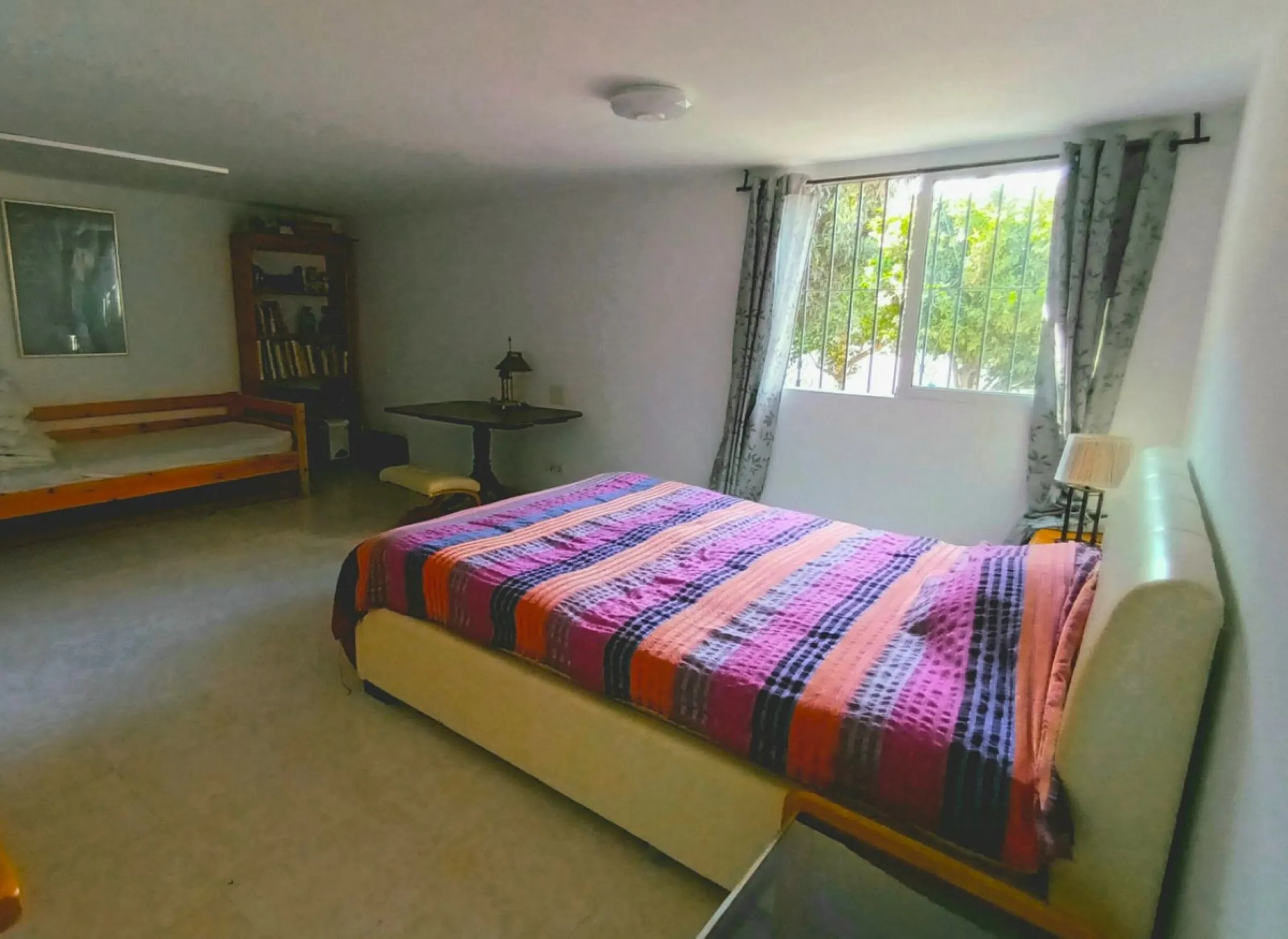Excellent detached villa with private pool in a very convenient location between Arroyo de la Miel town centre and the motorway, giving easy access to Malaga.  The area is quiet and residential, and easy walking distance to the Norwegian School and the CE