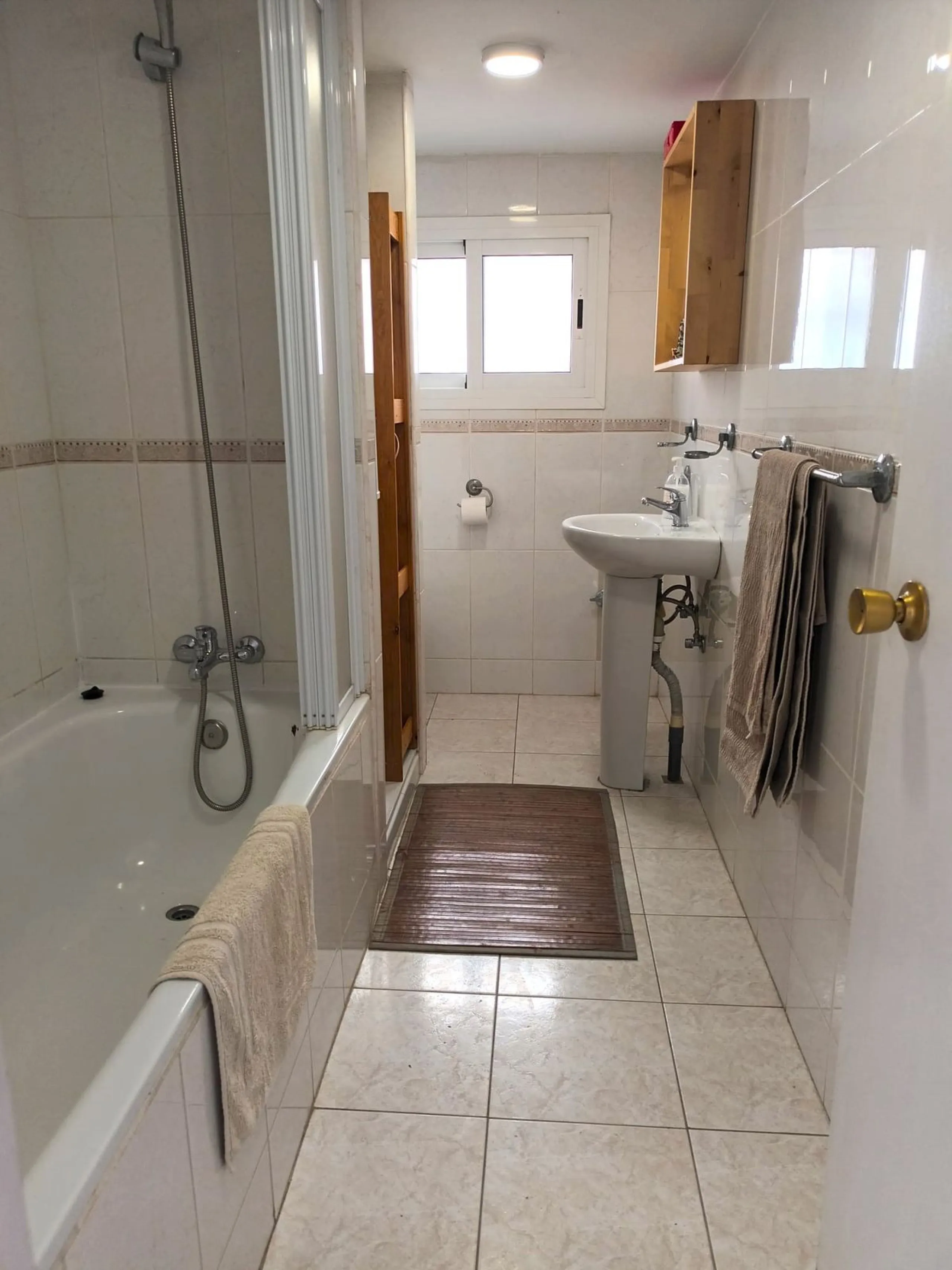 Excellent detached villa with private pool in a very convenient location between Arroyo de la Miel town centre and the motorway, giving easy access to Malaga.  The area is quiet and residential, and easy walking distance to the Norwegian School and the CE