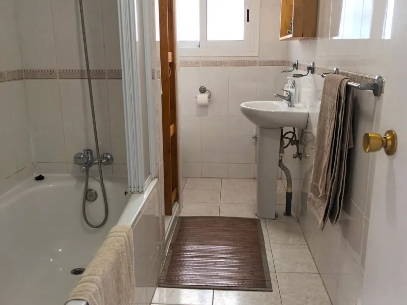 Excellent detached villa with private pool in a very convenient location between Arroyo de la Miel town centre and the motorway, giving easy access to Malaga.  The area is quiet and residential, and easy walking distance to the Norwegian School and the CE