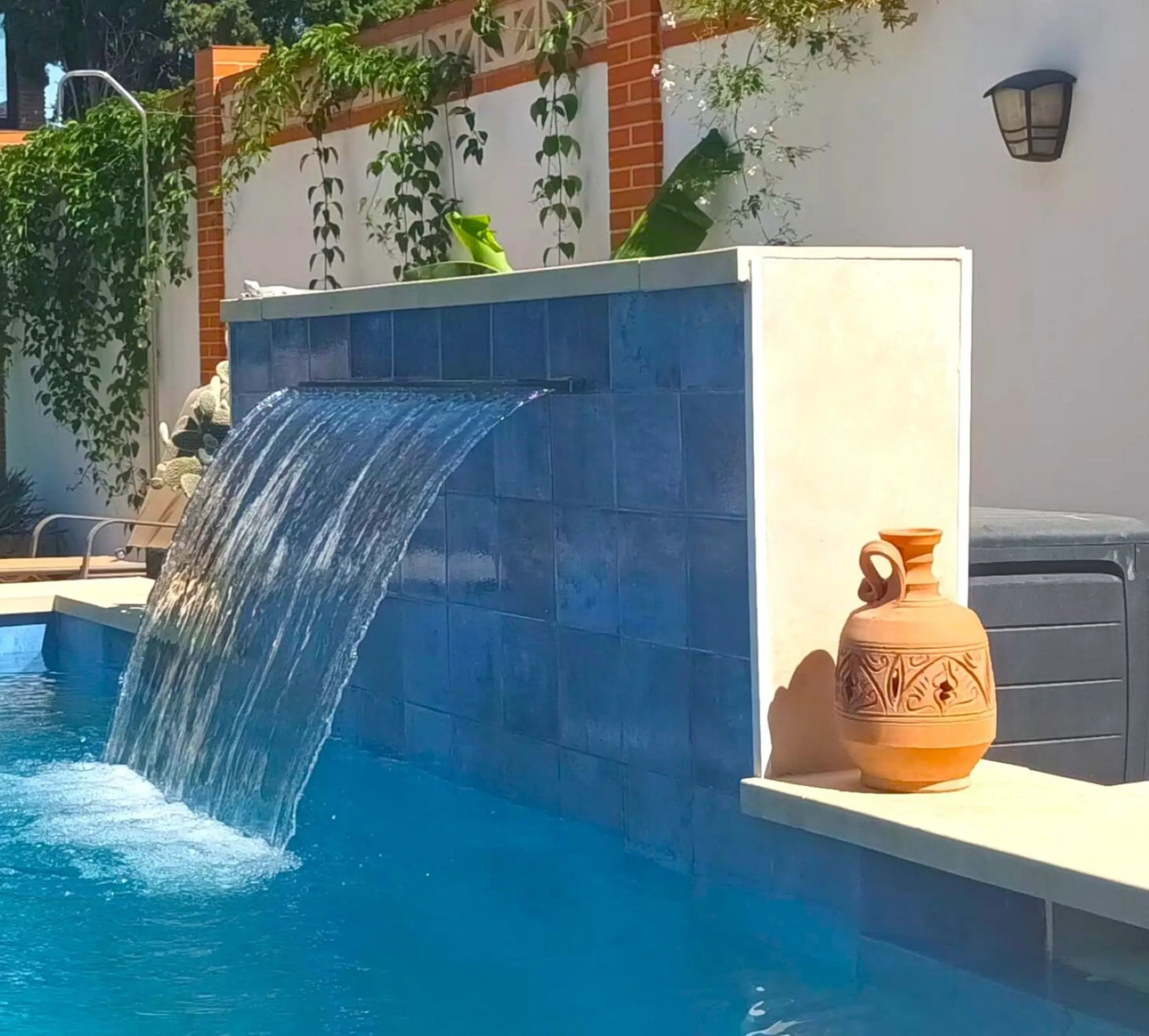 Excellent detached villa with private pool in a very convenient location between Arroyo de la Miel town centre and the motorway, giving easy access to Malaga.  The area is quiet and residential, and easy walking distance to the Norwegian School and the CE