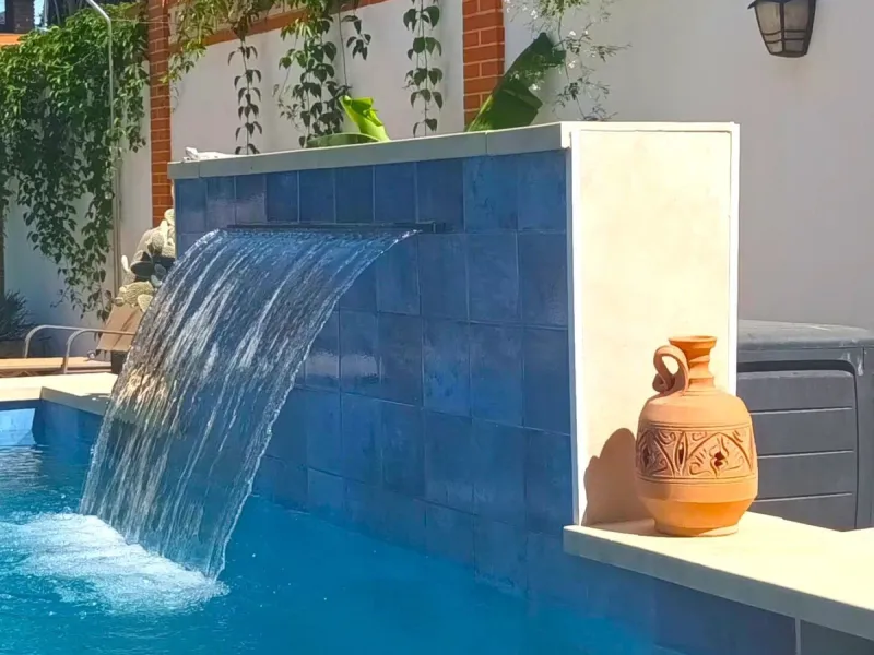 Excellent detached villa with private pool in a very convenient location between Arroyo de la Miel town centre and the motorway, giving easy access to Malaga.  The area is quiet and residential, and easy walking distance to the Norwegian School and the CE