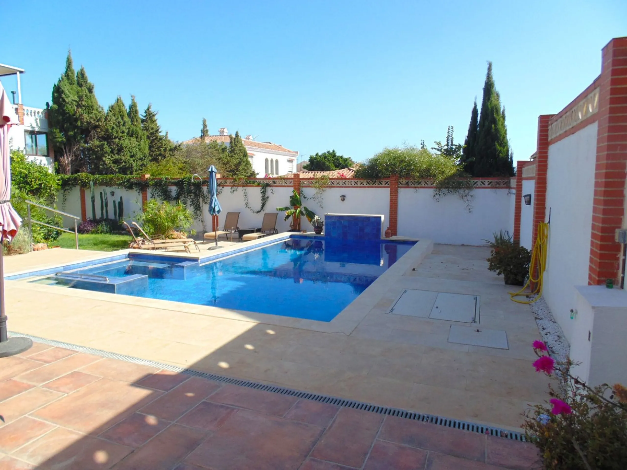 Excellent detached villa with private pool in a very convenient location between Arroyo de la Miel town centre and the motorway, giving easy access to Malaga.  The area is quiet and residential, and easy walking distance to the Norwegian School and the CE