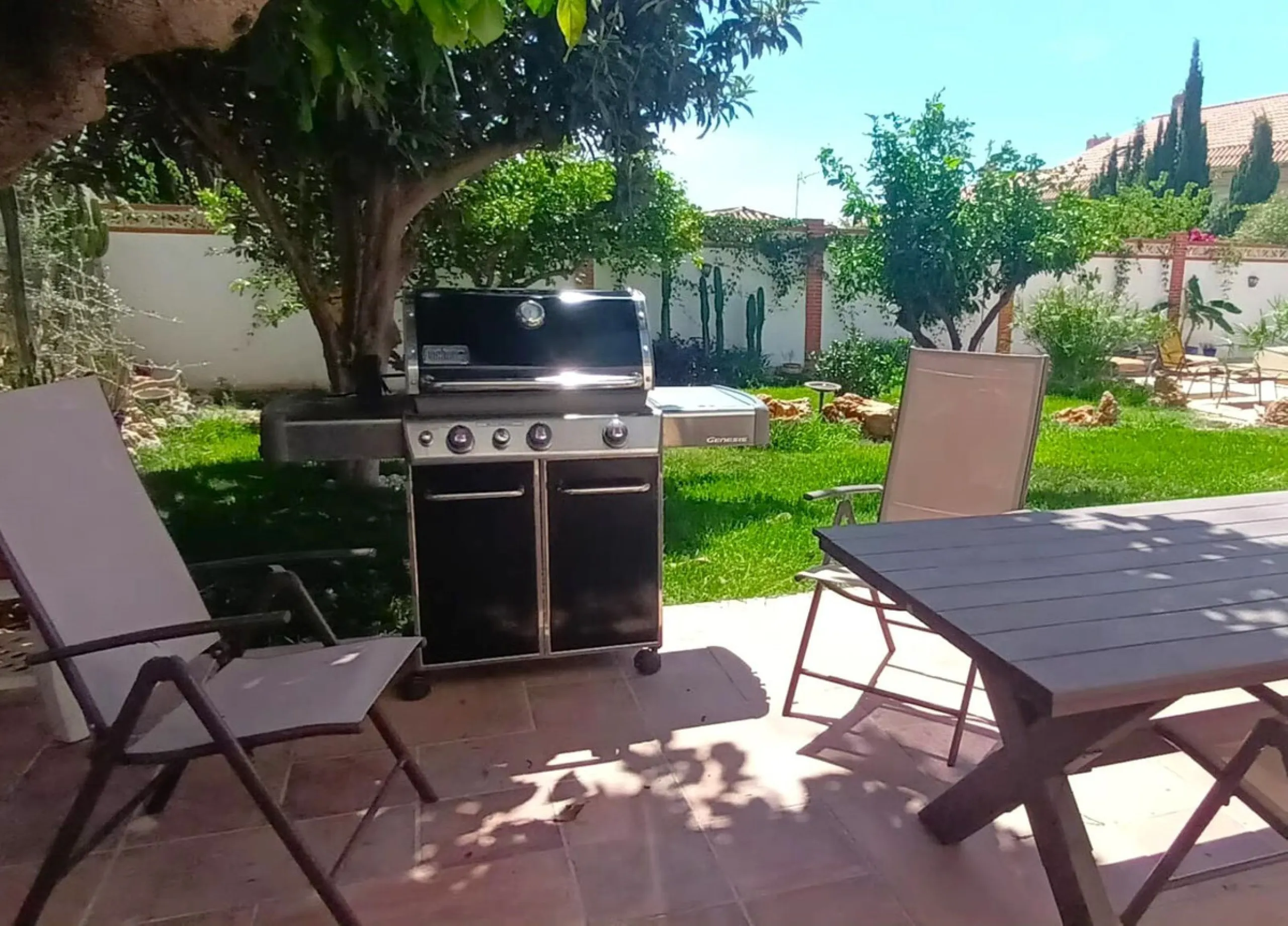 Excellent detached villa with private pool in a very convenient location between Arroyo de la Miel town centre and the motorway, giving easy access to Malaga.  The area is quiet and residential, and easy walking distance to the Norwegian School and the CE
